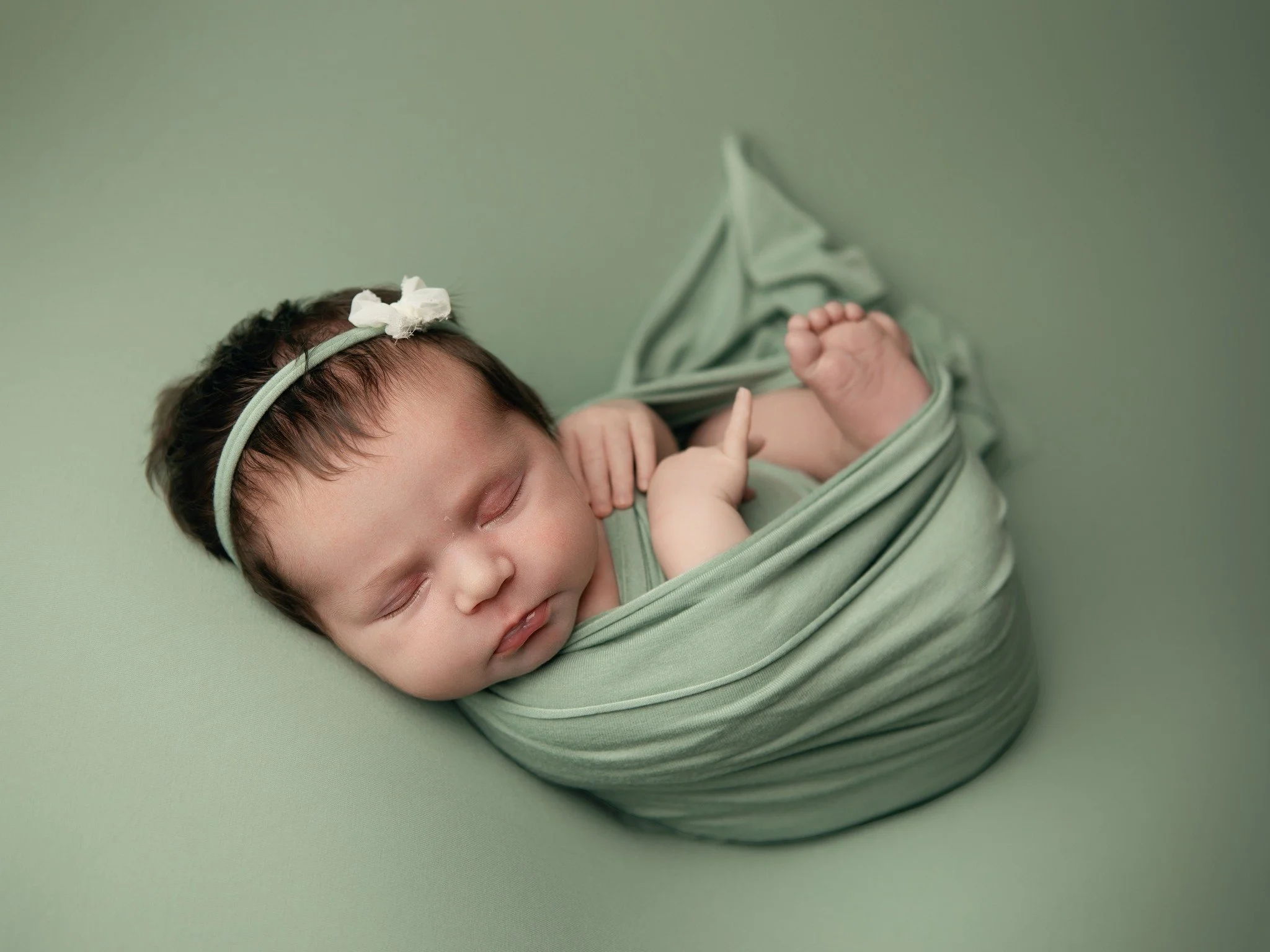 K&auml;vin alkusyksyst&auml; l&auml;pi studion kankaita ja muita newbornkuvauksiin liittyv&auml;&auml;. J&auml;in pitelem&auml;&auml;n mets&auml;nvihre&auml;&auml; rusettipantaa ja mietin ett&auml; kukaan ei ole t&auml;t&auml; kysynyt kuviin, laittai