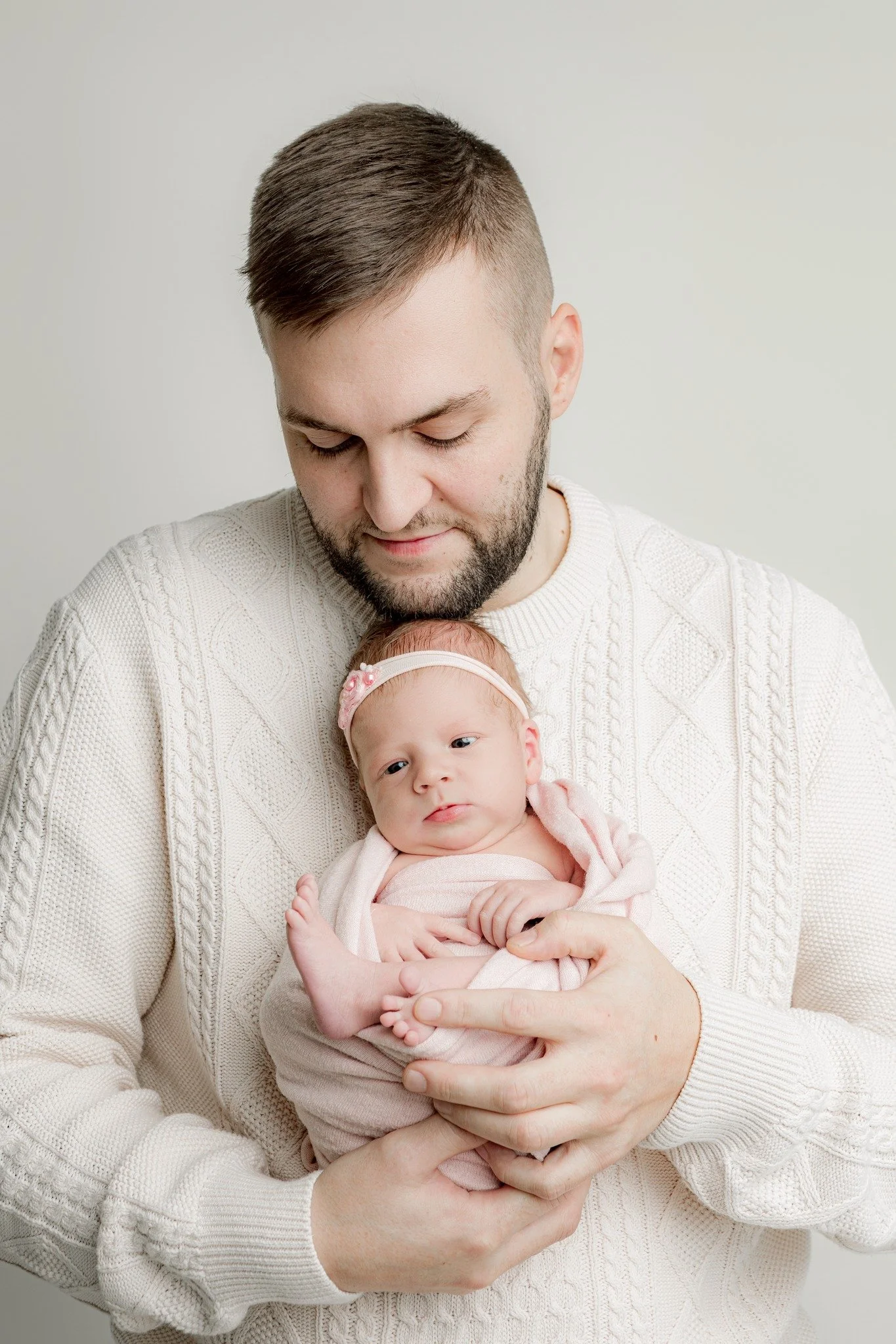 Isin prinsessa 🩷

Newbornkuvaukset ovat t&auml;ynn&auml; tunteita. Tekniikka on t&auml;rke&auml;&auml;, mutta kameran ja salaman asetukset ei yksin synnyt&auml; kauniita kuvia. Kuvien taika ja kaunis lopputulos  syntyy n&auml;iden lis&auml;ksi siit&