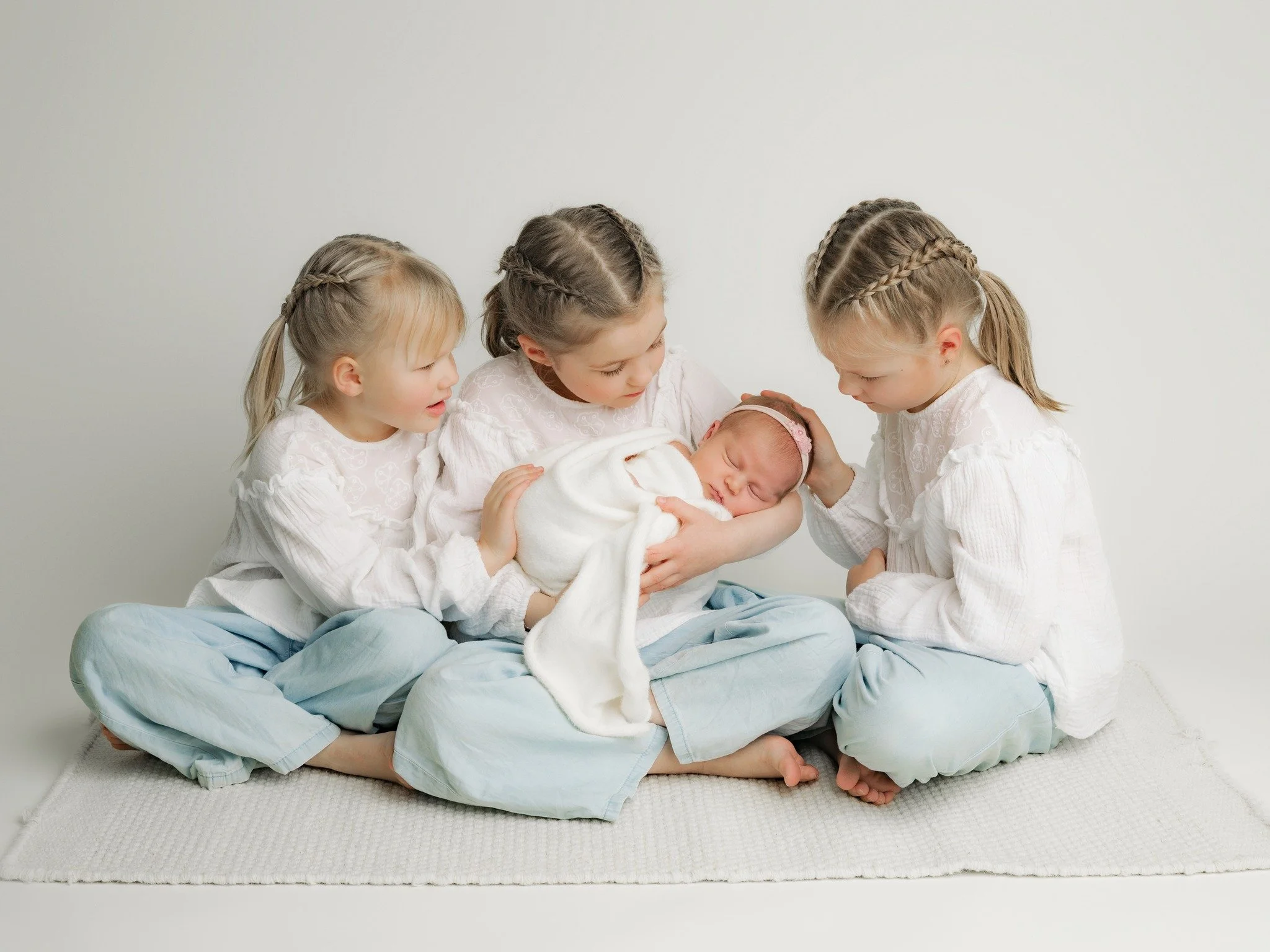 Se lempeys ja hellyys  miten n&auml;m&auml; tyt&ouml;t hoivasivat ja kohtelivat pikkusiskoaan oli jotain niin ihanaa katsella. Musta usein kuvaajana n&auml;iss&auml; kuvauksissa tuntuu silt&auml; ett&auml; nyt pit&auml;&auml; vaan olla ja antaa aikaa