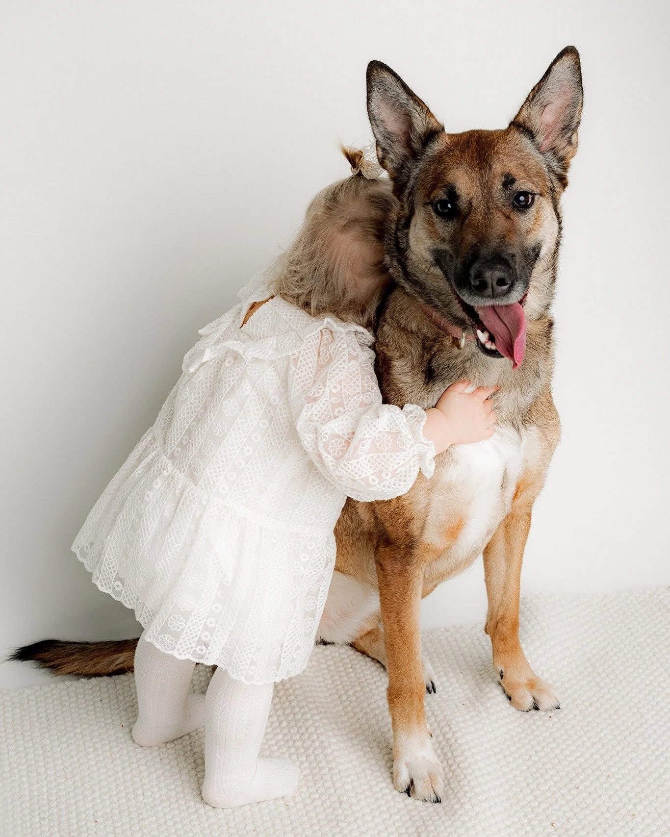 Ei unohdeta el&auml;inyst&auml;vi&auml; &mdash; l&auml;mpim&auml;sti tervetuloa kuvauksiin my&ouml;s lemmikkien kanssa! 🐾

El&auml;imet ovat olleet osa el&auml;m&auml;&auml;ni aina, erityisesti koirat, ja osaan lukea niiden antamia pieni&auml;kin vi