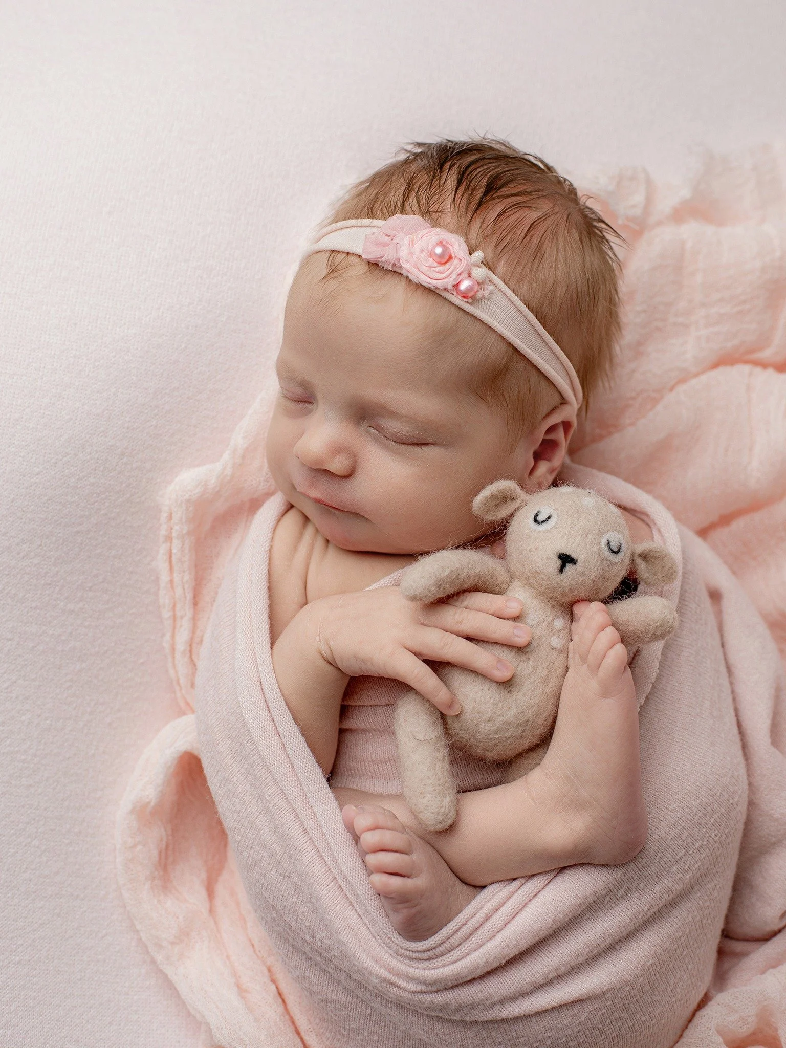 Onko n&auml;iss&auml; kuvauksissa itkua? Miten n&auml;m&auml; kuvat saadaan onnistumaan t&auml;llaisiksi joissa vauva rauhallisesti nukkuu?

T&auml;ss&auml; on usein puhututtavat aiheet  newbornkuvauksiin liittyen.  Lyhyesti; vastasyntyneen kuvauksis