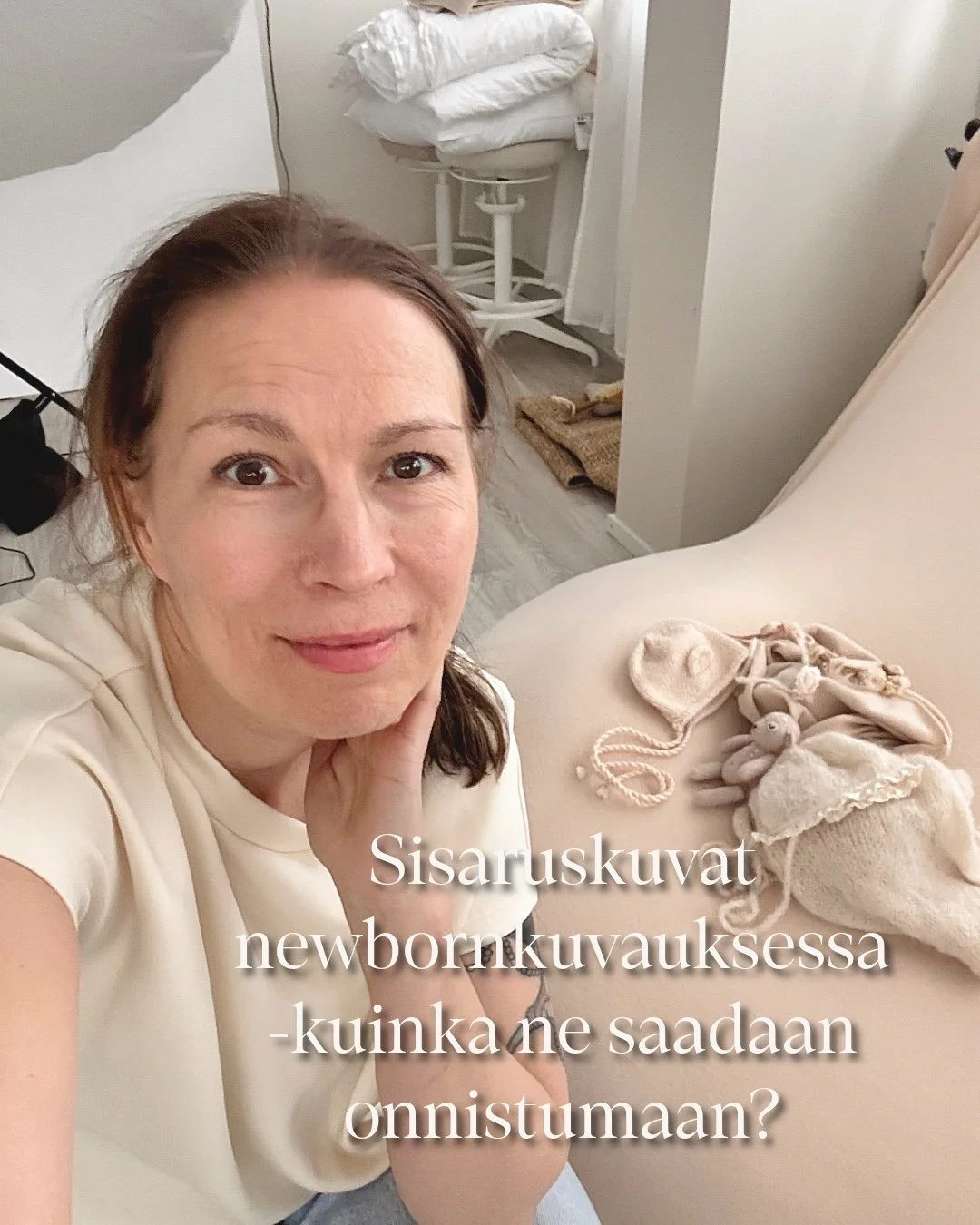 Pikkusisarus ei v&auml;ltt&auml;m&auml;tt&auml; ole yht&auml;&auml;n innoissaan uudesta tulokkaasta.
Saati siit&auml;, ett&auml; viel&auml; pit&auml;isi tulla yhteiskuvaan. Toinen taas hoivaa ja huolehtii innokkaasti vauvasta vanhempien apuna. Vauvan