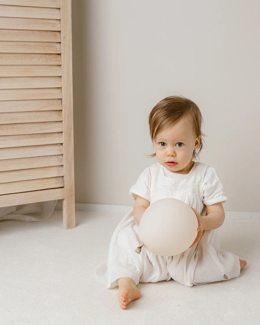 Haittaako jos ei hymyilyt&auml;? Mua ei ainakaan ja n&auml;&auml; kuvat h&auml;nest&auml; on niin suloisia! Niin kaunis tytt&ouml;. Totisissa kuvissa on mun mielest&auml; paljonkin sit&auml; jotain. 🤍

M&auml; ostelen v&auml;lill&auml; kirppareilta 