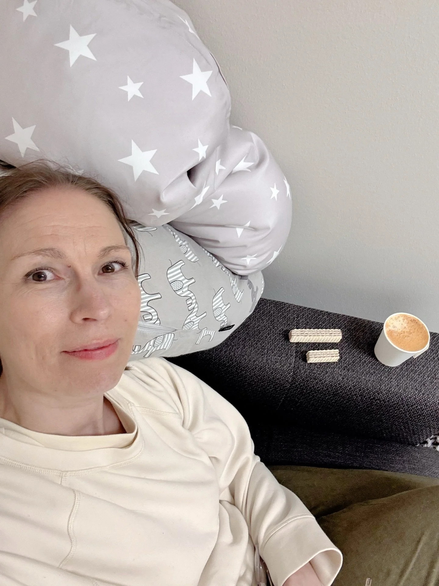 T&auml;n&auml;&auml;n oli ihana newbornkuvaus jossa kuvaajakin liikuttui kyyneliin. Ja m&auml; mietin ett&auml; miten ihanaa on ett&auml; t&auml;h&auml;n sekavaan ja kummalliseen maailmaan oon saanu rakennettua jotain n&auml;in kaunista. ❤️ 

T&auml;