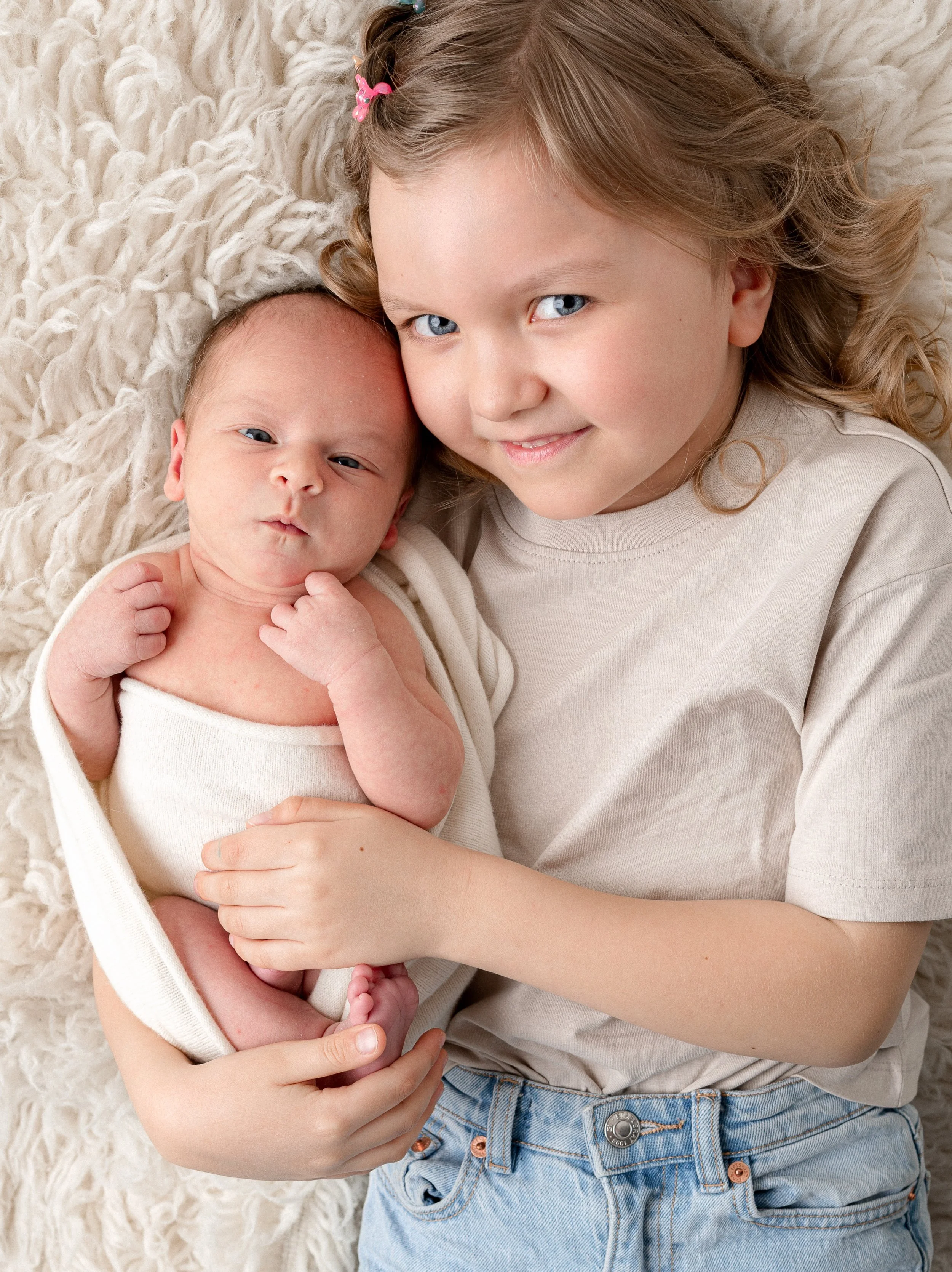 Isommat sisarukset newbornkuvissa. 😍 Miten suloisia, helli&auml; ja huomaavaisia he luonnostaan ovat ihan pient&auml; pikkusisarusta kohtaan. Kuvauksissa n&auml;m&auml; on niit&auml; hetki&auml; kun kaikki liikuttuvat. ❤️

.
.
.
#vastasyntyneenkuvau