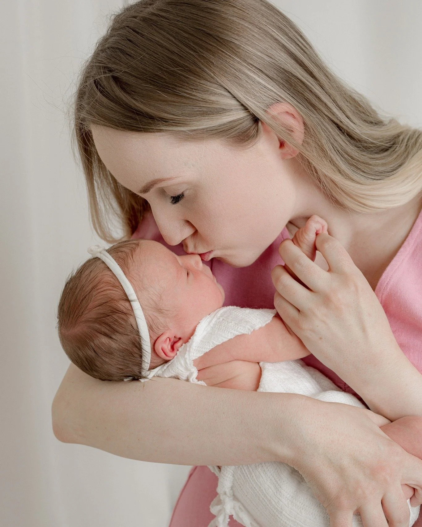 🥹 Siin&auml; ihana pieni. Newbornkuvausten gallerioista ainakin puolet on n&auml;it&auml; kuvia joissa pikkuinen on painautunut teit&auml; vanhempia vasten. N&auml;ill&auml; kuvilla on tosi paljon merkityst&auml; my&ouml;hemmin viel&auml;, lupaan se