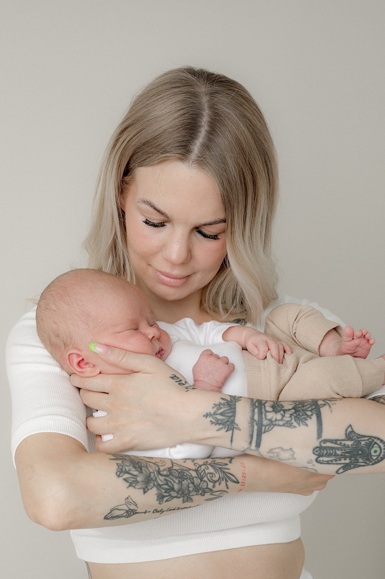 Vastasyntynyt tyttövauva nukkuu vaaleanpunaisen peiton alla