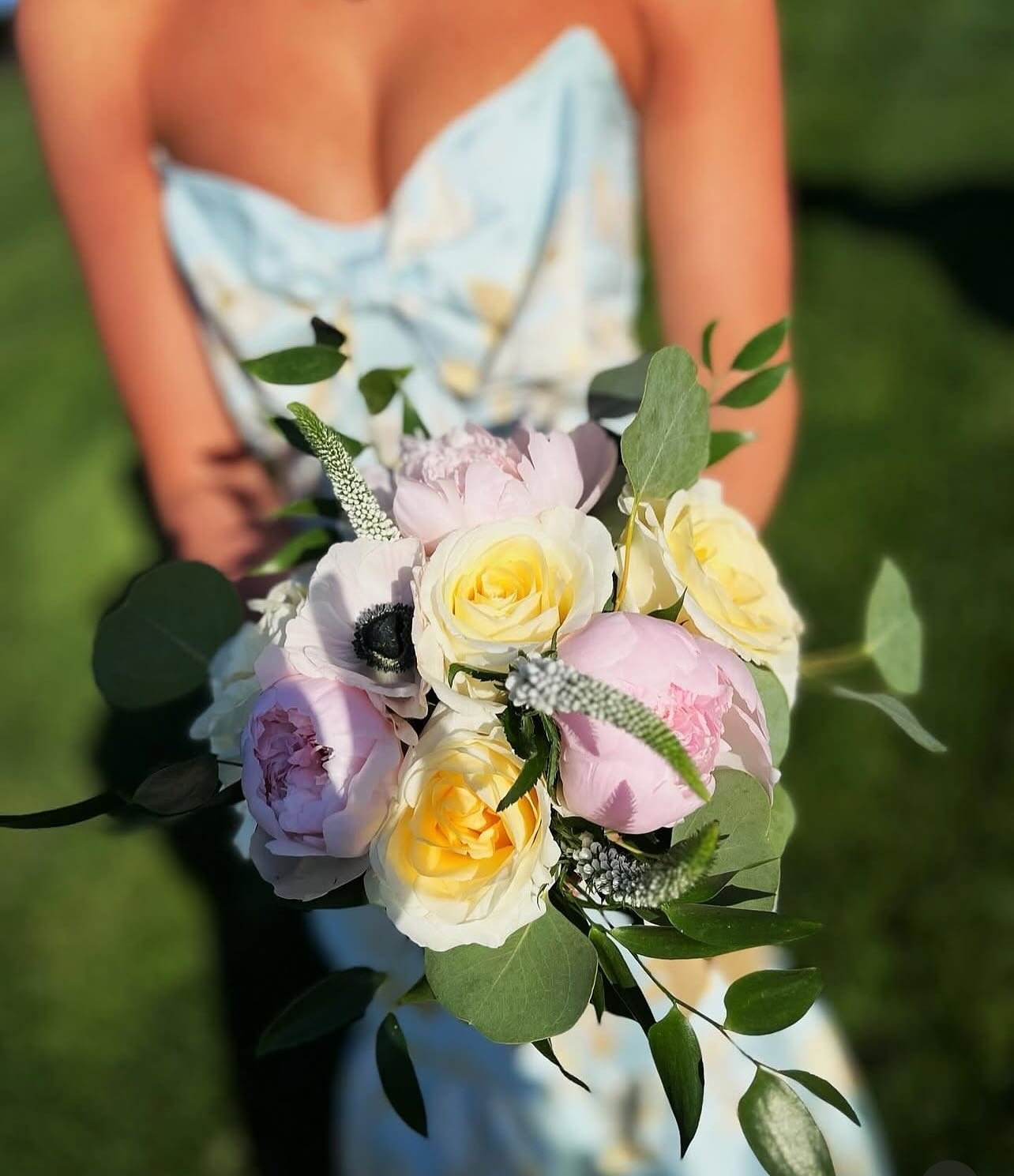 Happy Sunday! ✨If you are in need of a handheld bouquet for this weekends upcoming prom or winter formal please get your orders in ASAP ✨ Shoot me a text 312-498-1554 or DM and feel free to include your inspo photos. Thank you! #handheldbouquets #tri