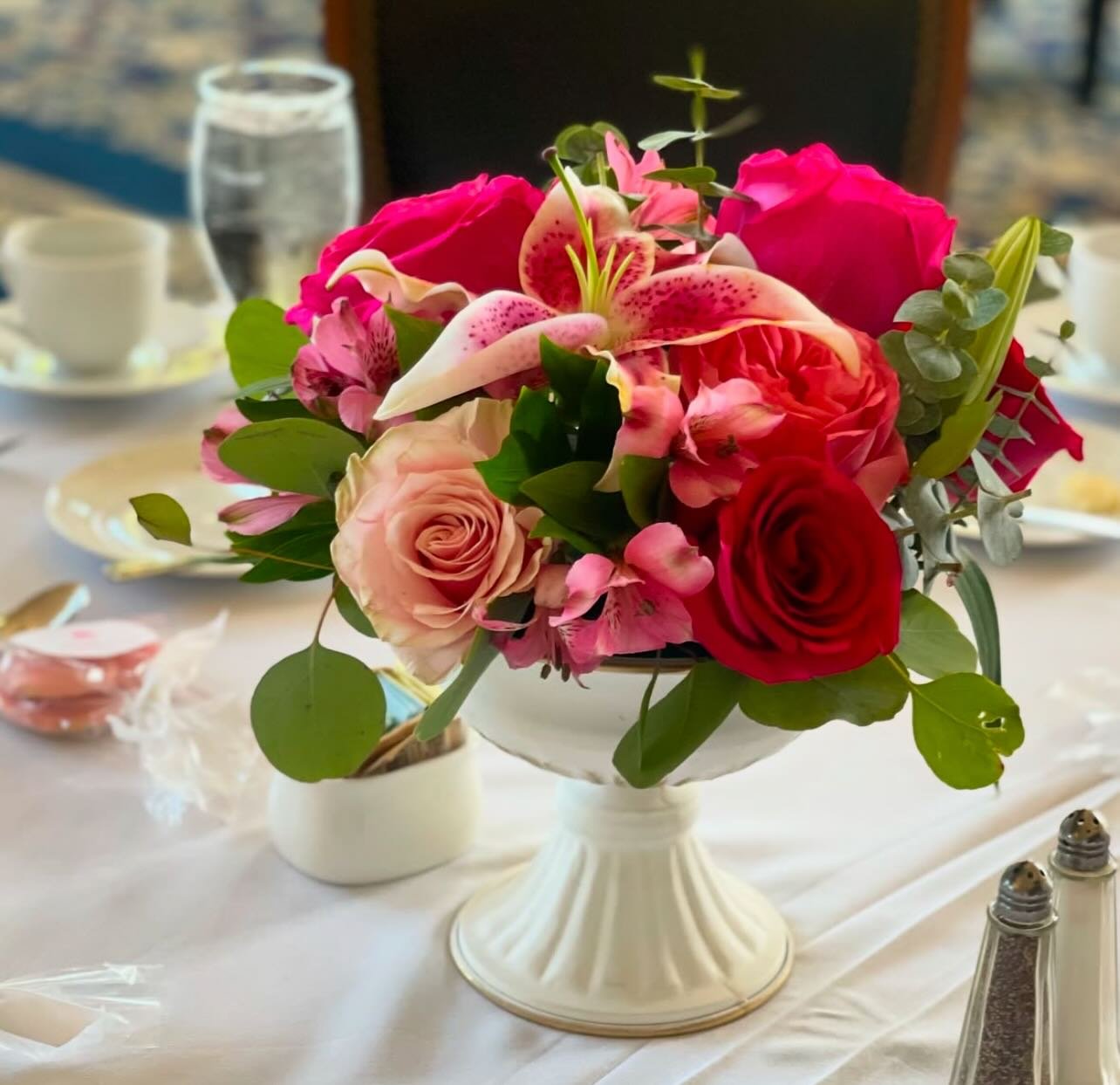 Throwback to a lovely bridal shower @michiganshoresclub ~ Spring is on the way! Get your next event scheduled with @mjfloraldesign 🤍🤍