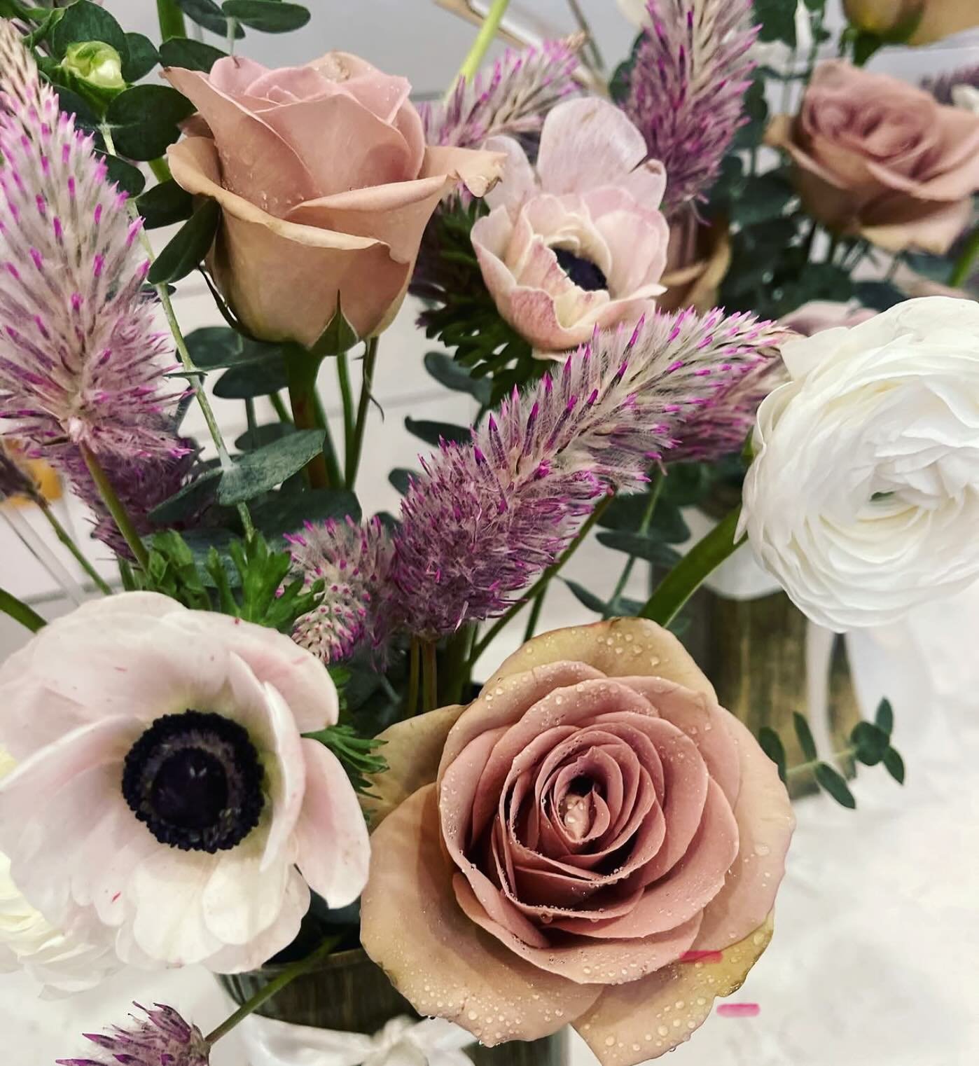 This gorgeous weather calls for some fresh flowers! I will be doing Fresh Cut Friday deliveries this week 3/14 ~ Floral recipe will be similar to photo 🤍 Send someone some love!! 65.00 includes tax + delivery #birthdays #congratulations #anniversary