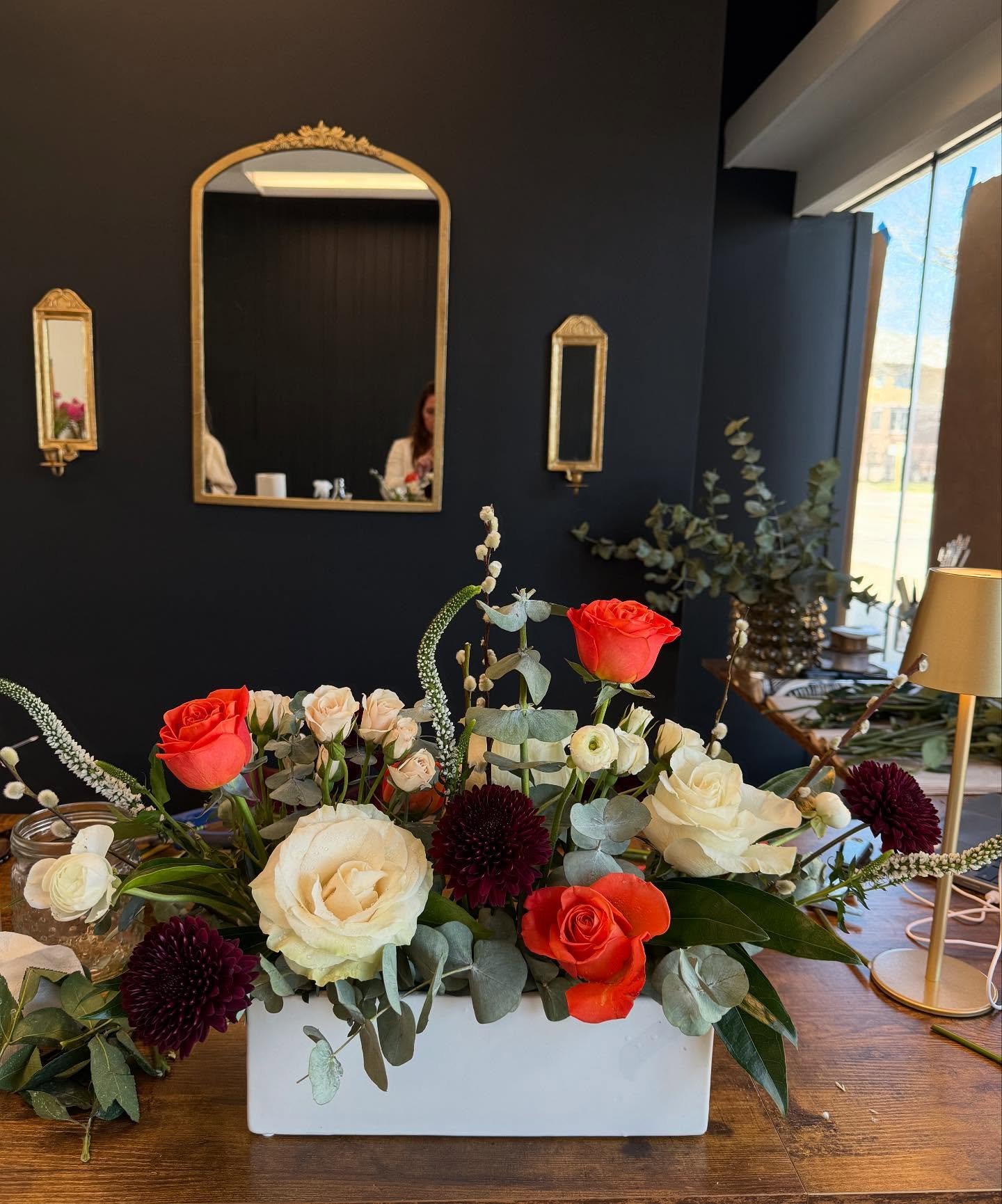 Loving this wall as a backdrop for photos 🤍 #freshflowers #yourneighbourhoodflorist #fridayiminlove