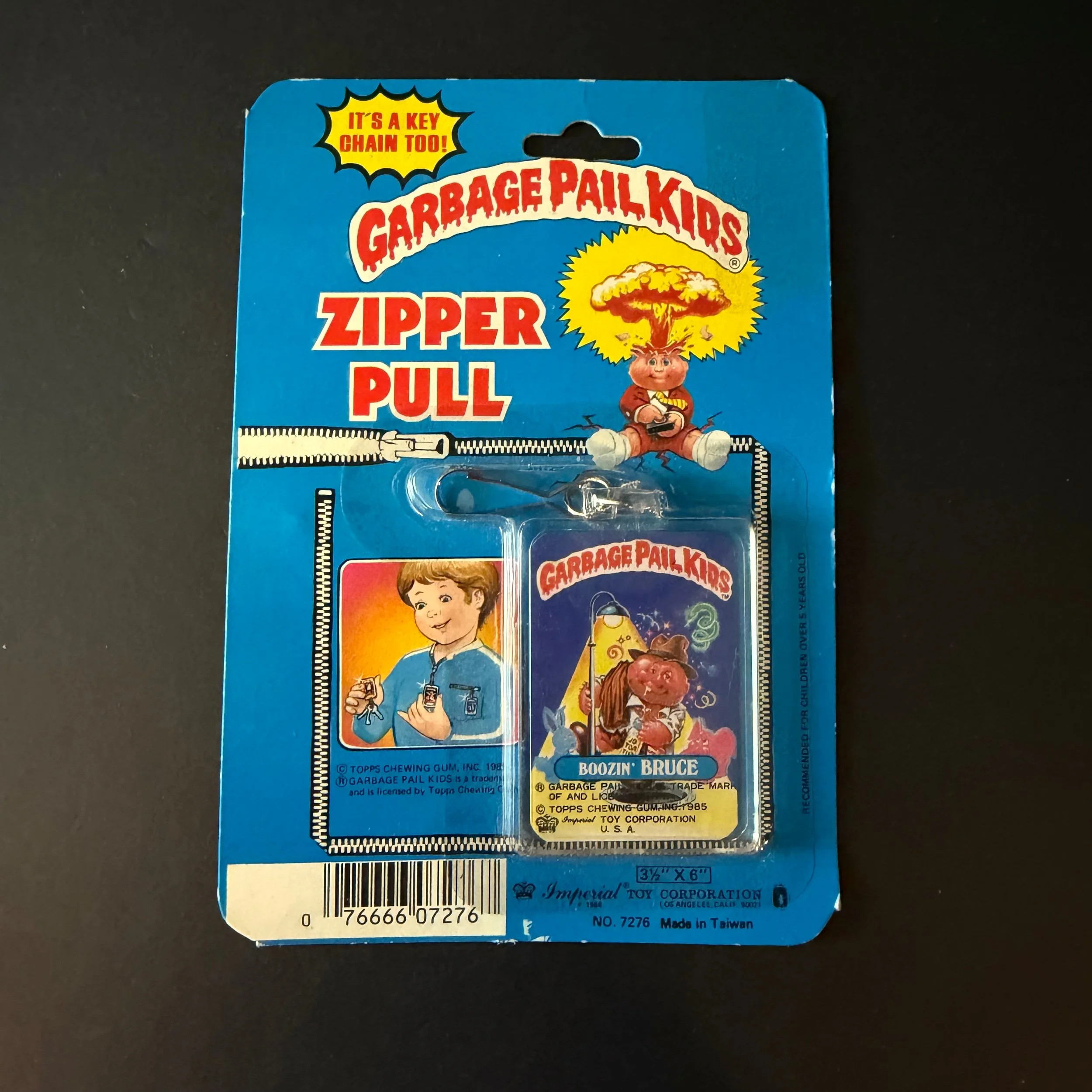 GARBAGE PAIL KIDS ZIPPER PULL-BOOZIN BRUCE Imperial Toy 1986