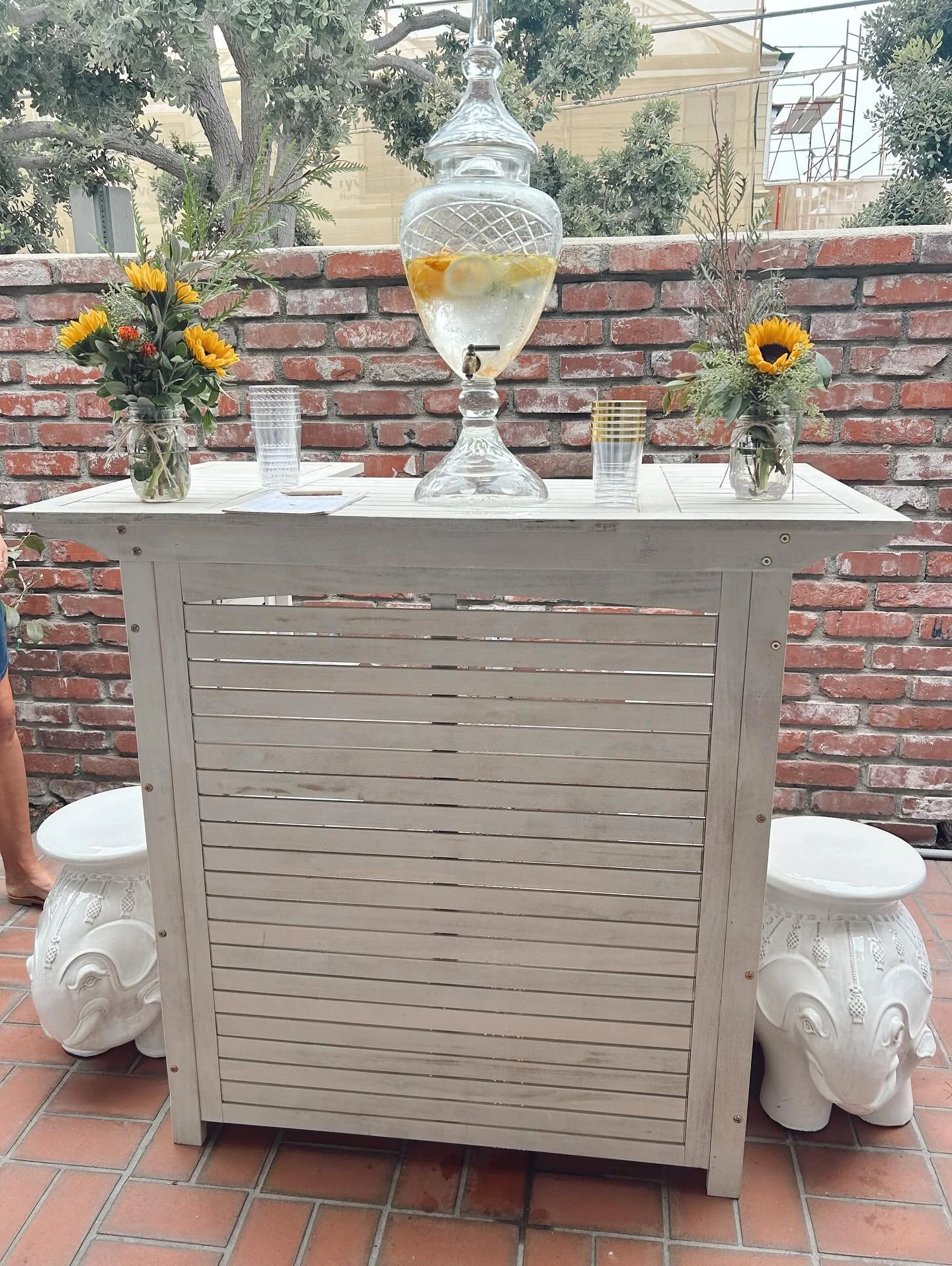 Our white bar is perfect for any occasion 🌻🌻🌻