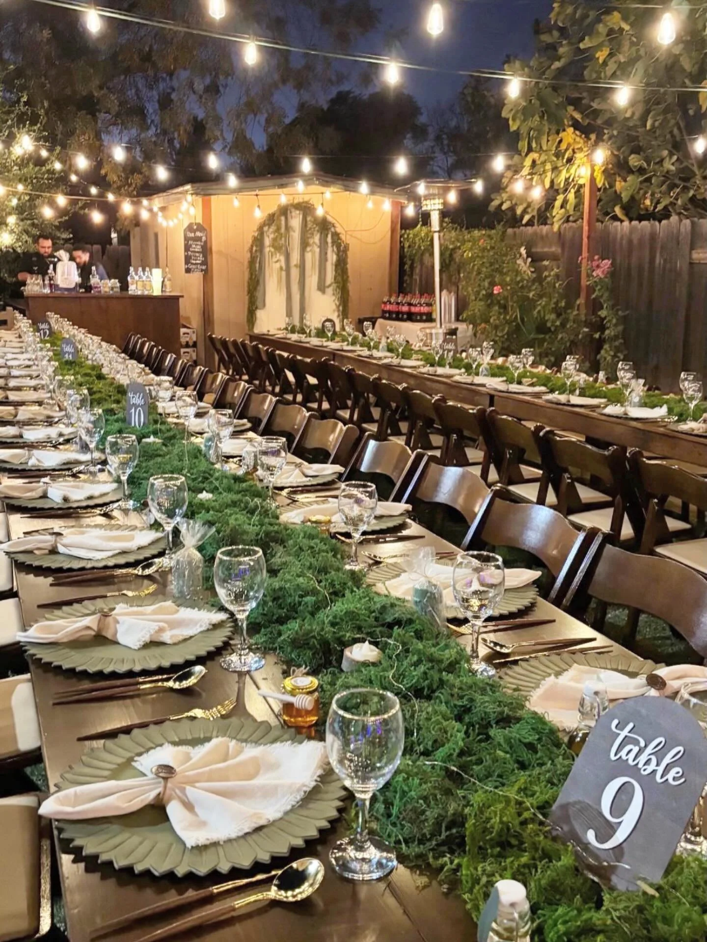 Can you believe this gorgeous backyard wedding set up 🤩🤩🤩 Tables, chairs, bar &amp; more @silverspurpartyrentals more photos to come! 🙌💛✨✨✨