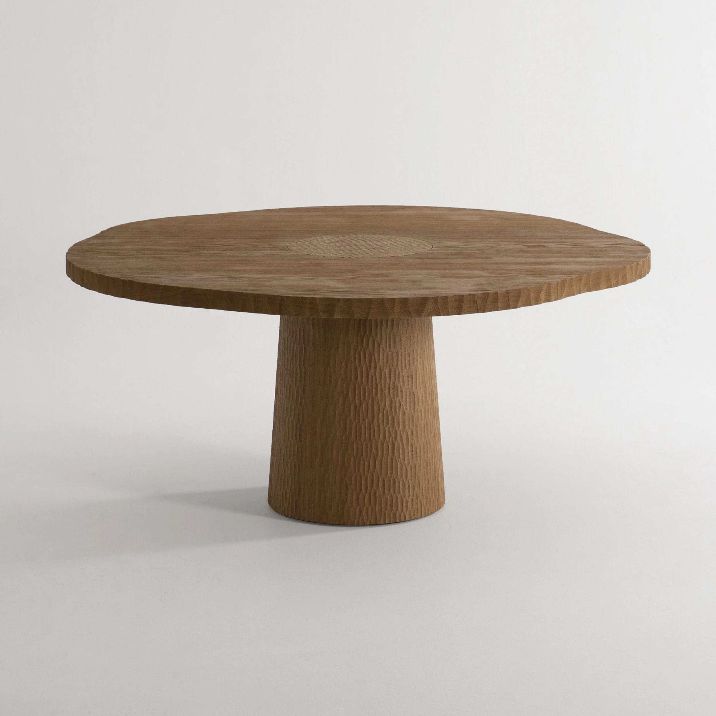 Tiga Round dining table