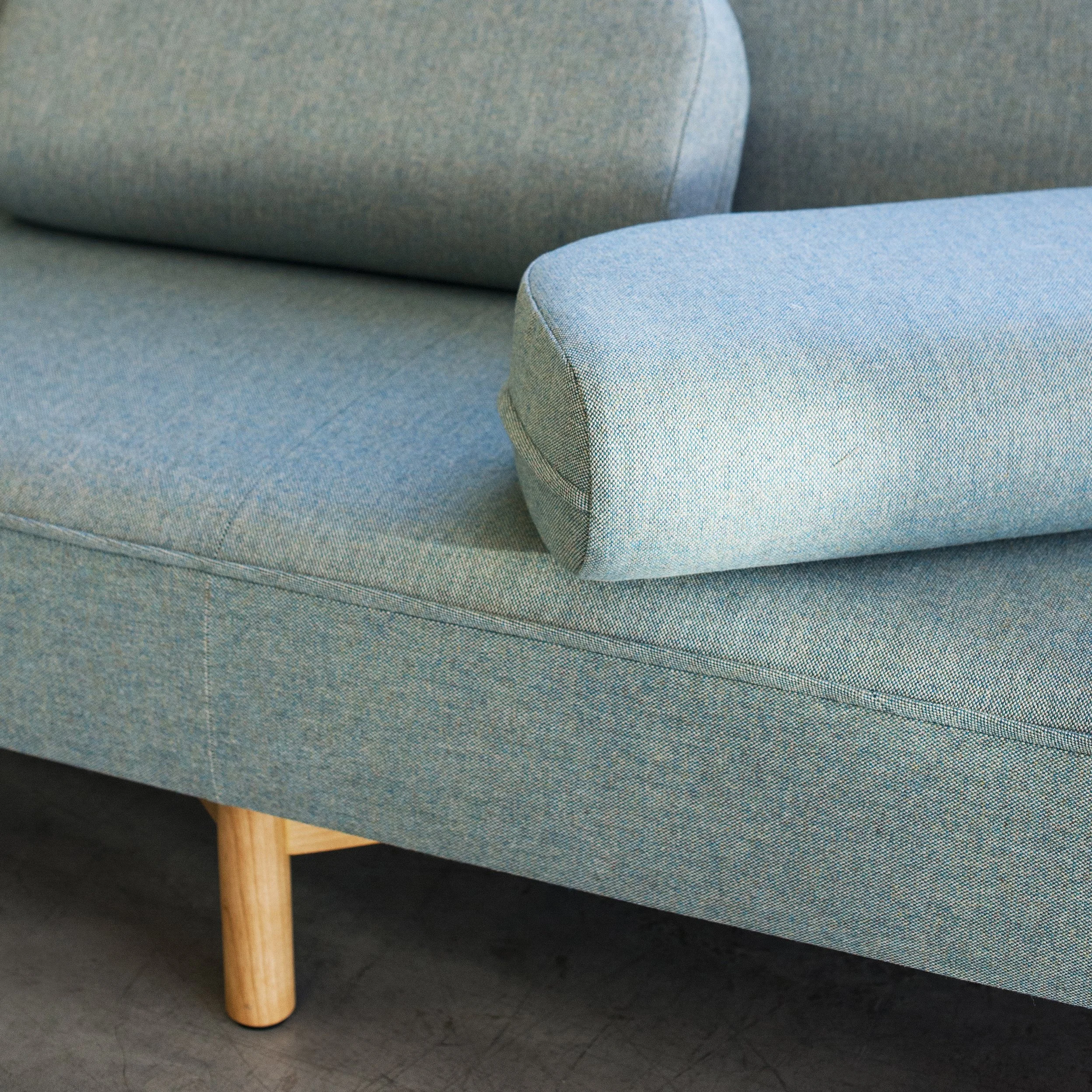 Rua Cha - Modern Natural Fibers Fabric Sofa With Wooden Legs - 4.jpg