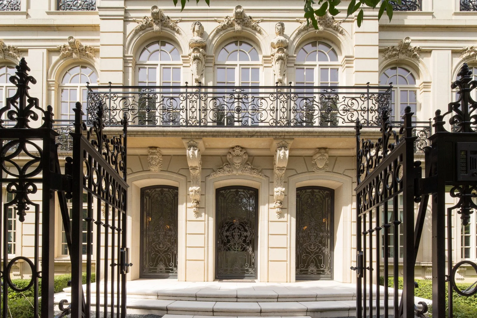 1932 North Burling St - 2.jpg