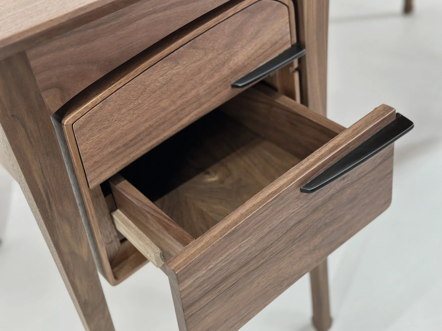 LIU  |  DESK - 2.jpg