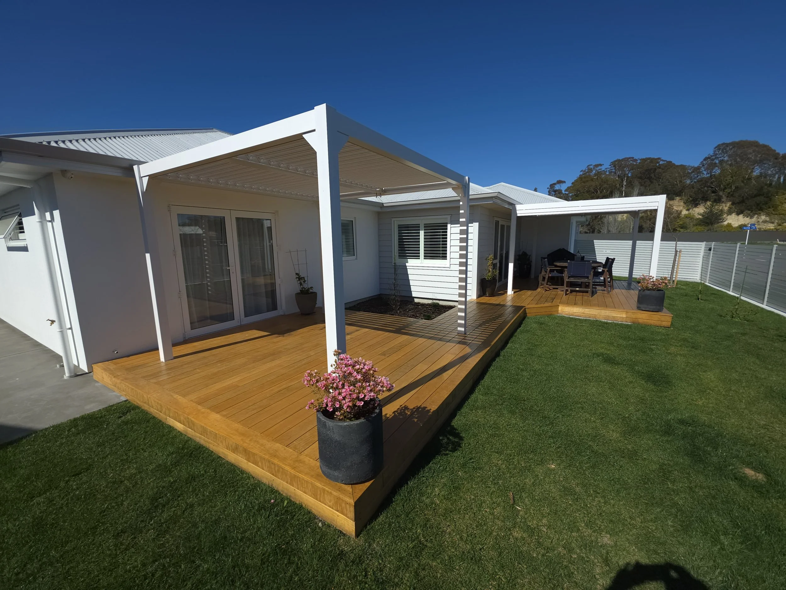 Aluminium louvre pergola by Goodwill C&C