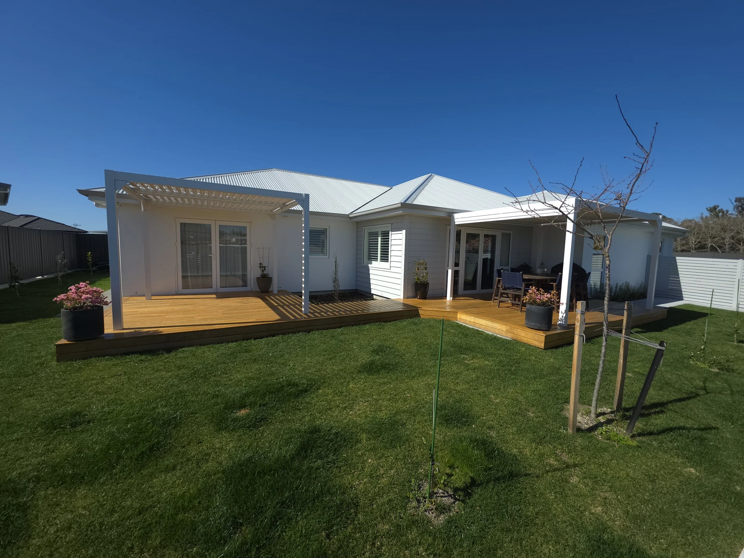 Aluminium louvre pergola by Goodwill C&C