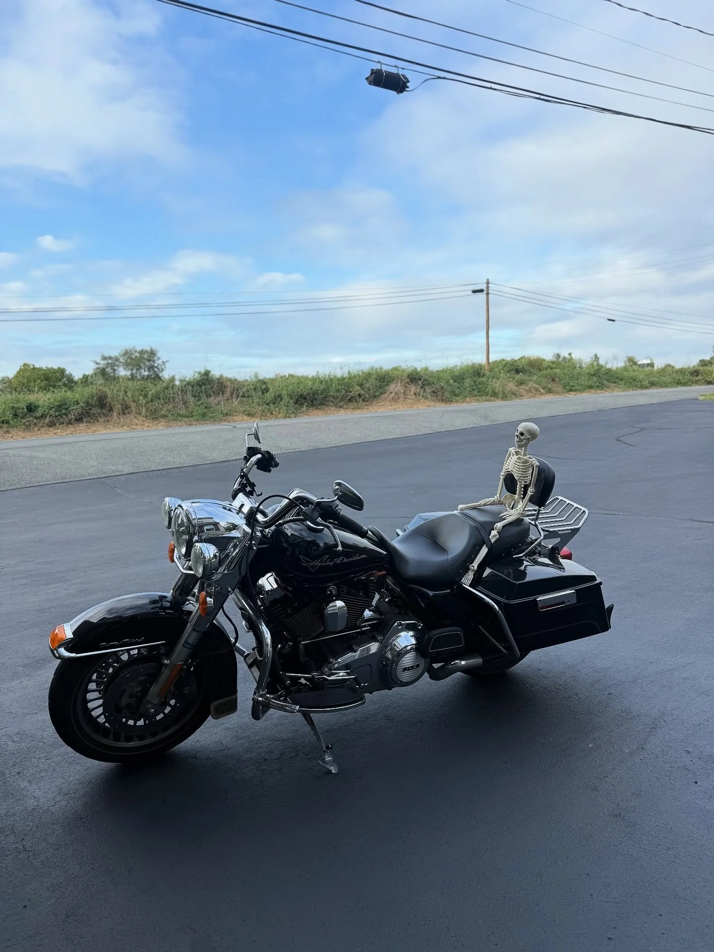 Don&rsquo;t be like this guy 💀🚴&zwj;♂️ &mdash; book your spot before it&rsquo;s too late! ✂️ Fresh cuts, classic style, and a vibe you won&rsquo;t find anywhere else. At Barley&rsquo;s, we keep you looking sharp on and off the Harley. 🚴&zwj;♂️🔥


