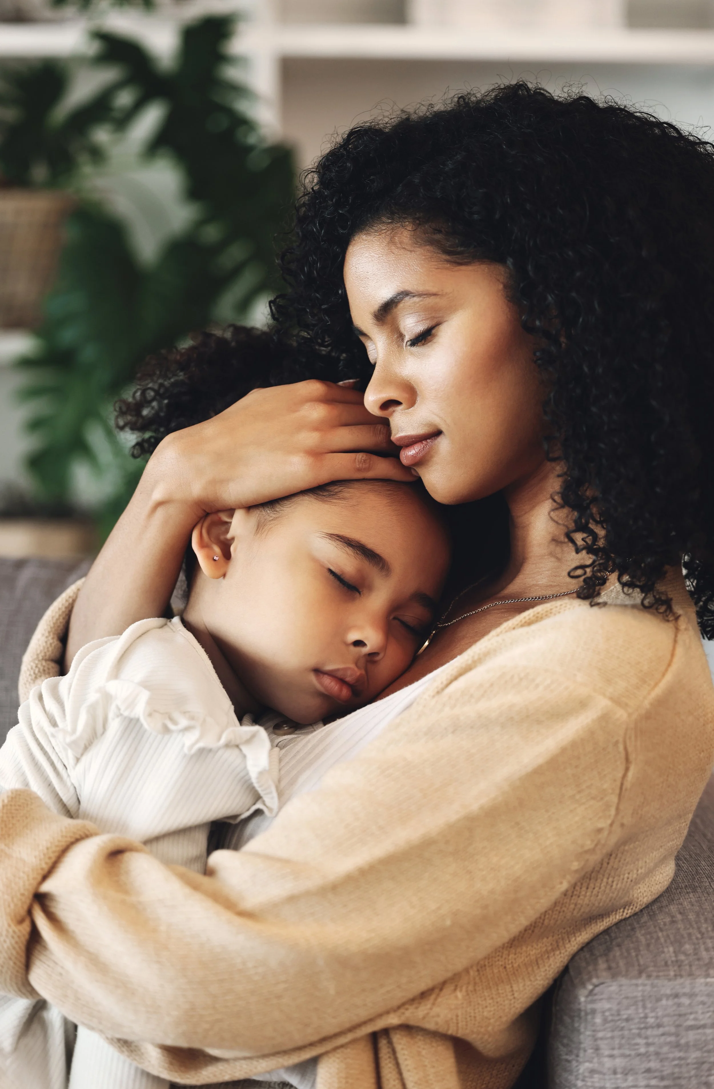 black mother hugging daughter because she did therapy to improve her attachment to her child, therapy for mothers