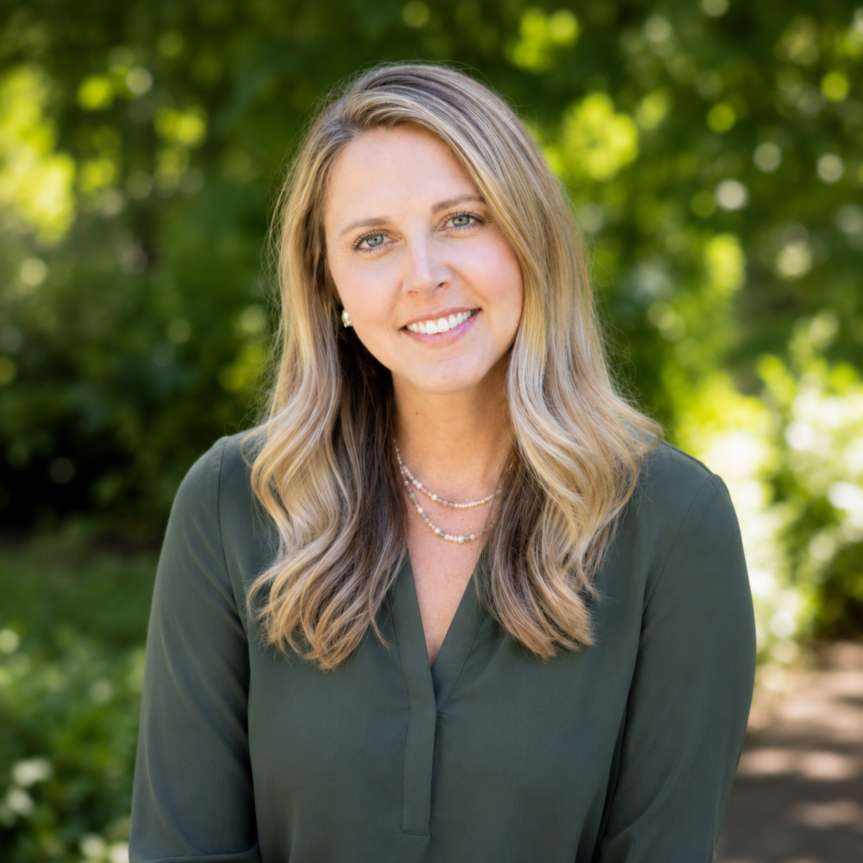 headshot of Jennifer Martin therapist at well roots counseling, accelerated resolution therapy