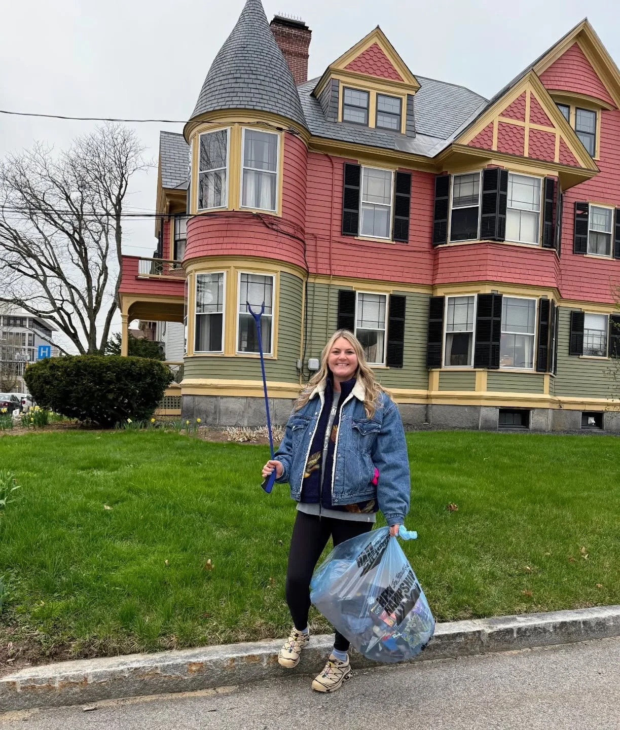 JSL VP Julie spent Earth Day 🌎cleaning up our community and made a stop at our friend's house #womansclubofconcord 🌷🌱 Thank you, Julie for your dedication to keeping our planet a clean, safe, and accessible place for all to enjoy.