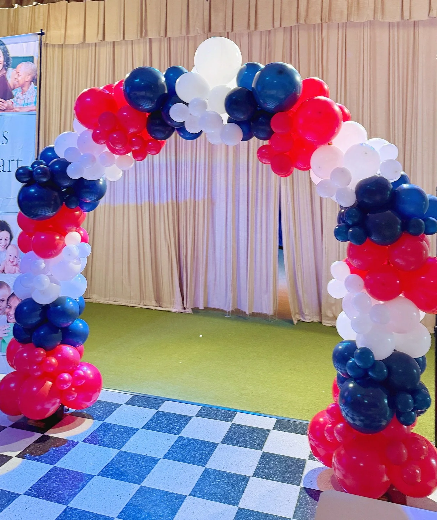 Red, navy &amp; white full balloon arch for a CCSD Head Start event. Full arches are a great option for spaces where it&rsquo;s difficult to hang on walls or you need max impact in standalone format! 💁🏼&zwj;♀️ ❤️💙🤍

#charlestonballoons #corporate
