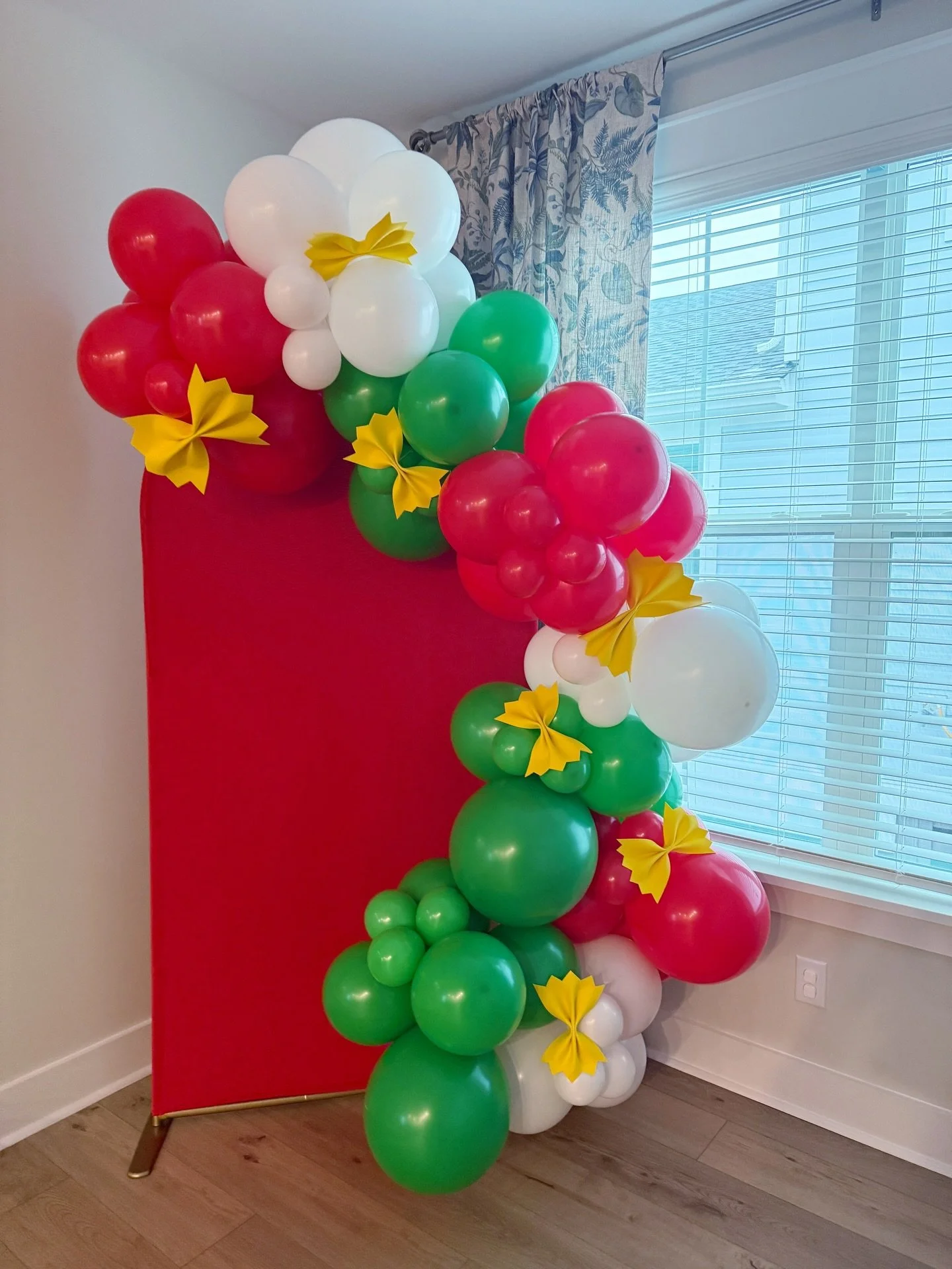 Holy cannoli! It&rsquo;s the cutest birthday celebration! 🇮🇹 

#mtpleasantbirthdays #birthdayballoons #mtpleasantballoons #charlestonballoons #italybirthday