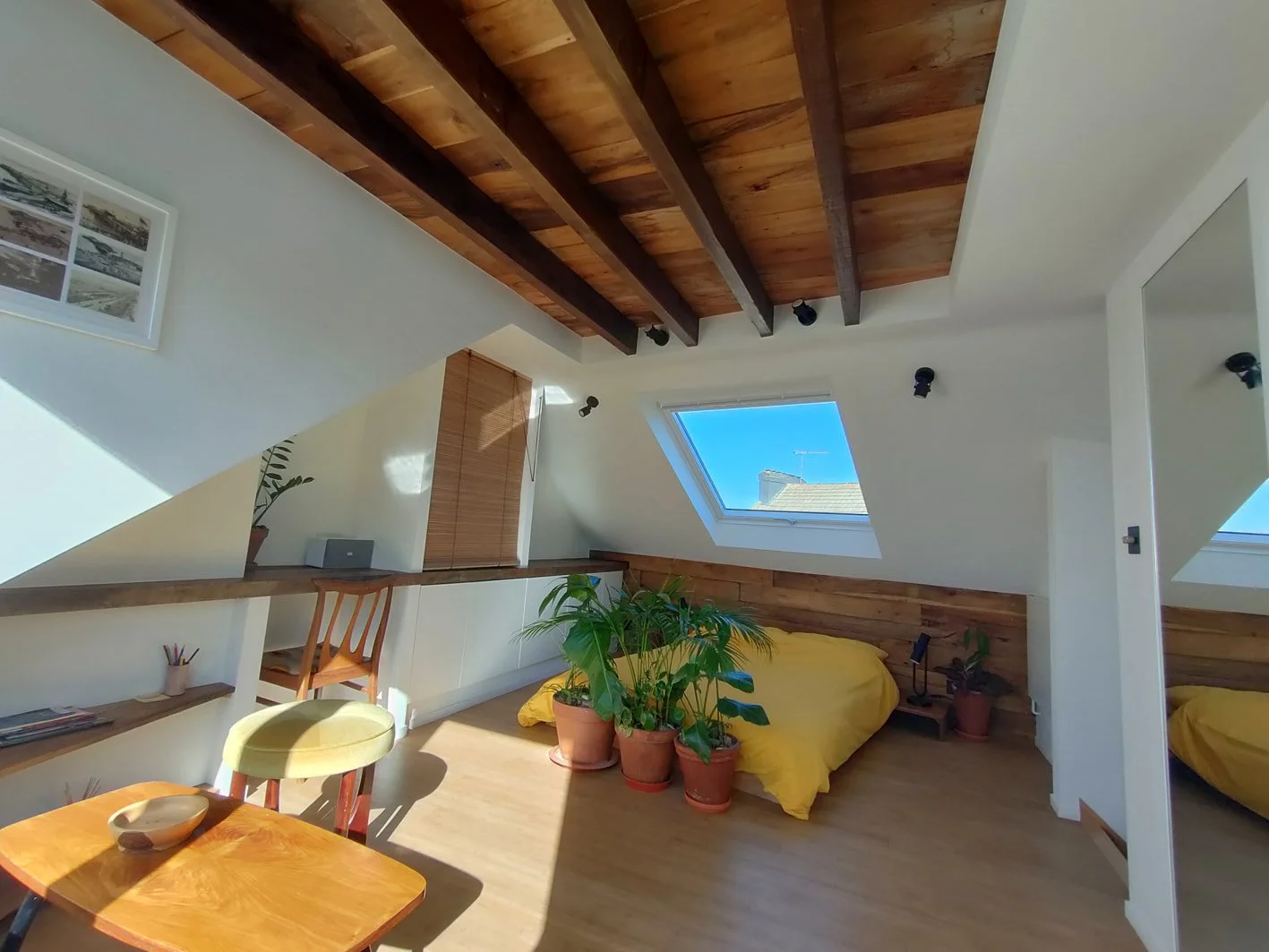 Brighton loft extension. Spacious master bedroom. Exposed reclaimed timber roof structure - Feron Architects