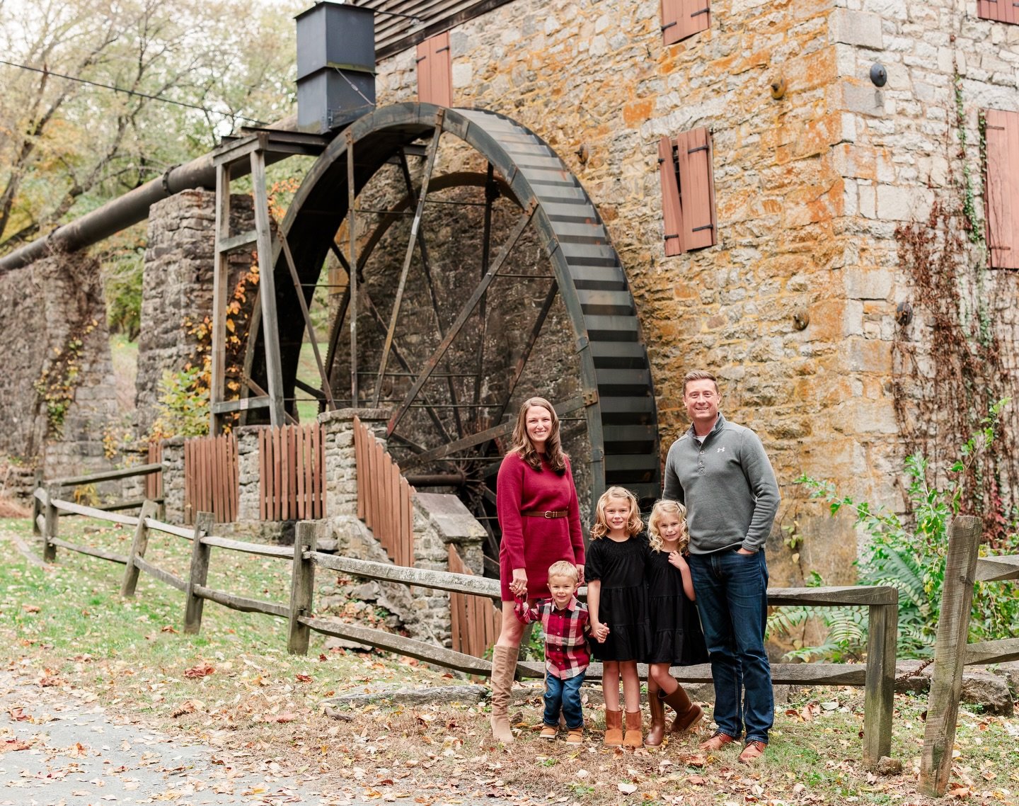 Love this spot in the fall 🍂🍁 

&bull;
&bull;
&bull;

#mdphotographer #harfordcountymaryland 
#baltimorecountymaryland #marylandfamilyphotographer #familyphotographer