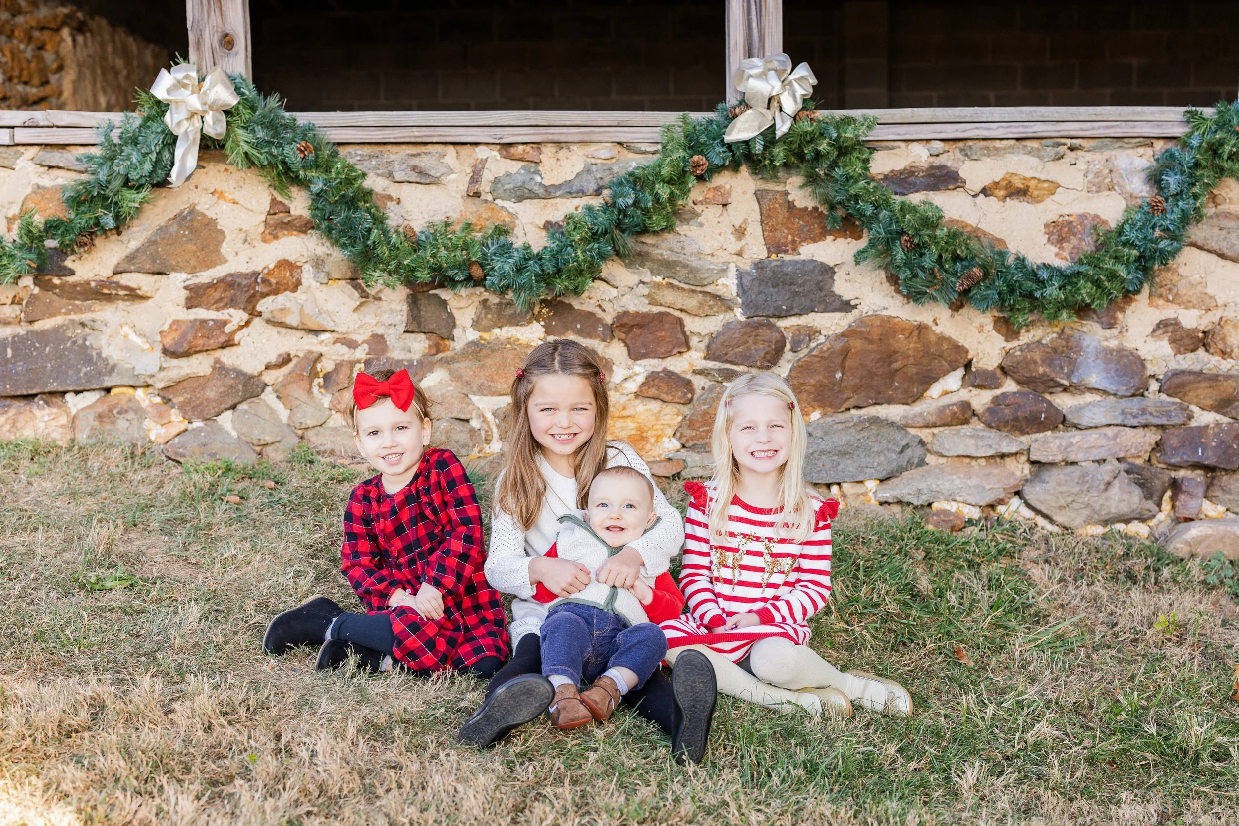 Last call for holiday minis! 🌲🎁

You guys are amazing and sold out my fall minis, so if you&rsquo;re looking for minis this fall, these are a great option! These holiday farm minis are held in Darlington. Use the link in bio to sign up 🌲🎁🎉

&bul