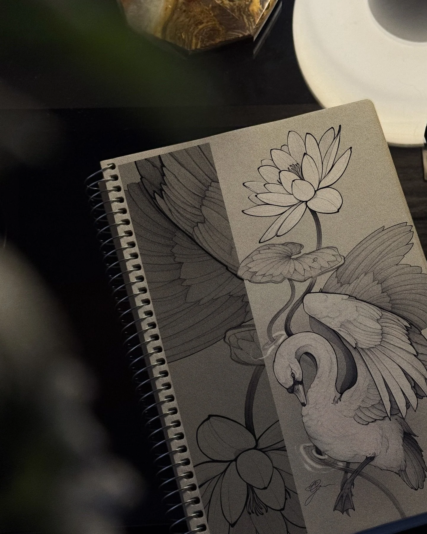 &bull;
𝐬𝐰𝐚𝐧 &amp; 𝐰𝐚𝐭𝐞𝐫 𝐥𝐢𝐥𝐢𝐞𝐬
{𝘤𝘺𝘨𝘯𝘶𝘴 &mdash; 𝘯𝘺𝘮𝘱𝘩𝘢𝘦𝘢𝘤𝘦𝘢𝘦}

‪Le cygne symbolise la gr&acirc;ce, la puret&eacute; et la beaut&eacute; int&eacute;rieure, tandis que les n&eacute;nuphars symbolisent la s&eacute;r&eacut