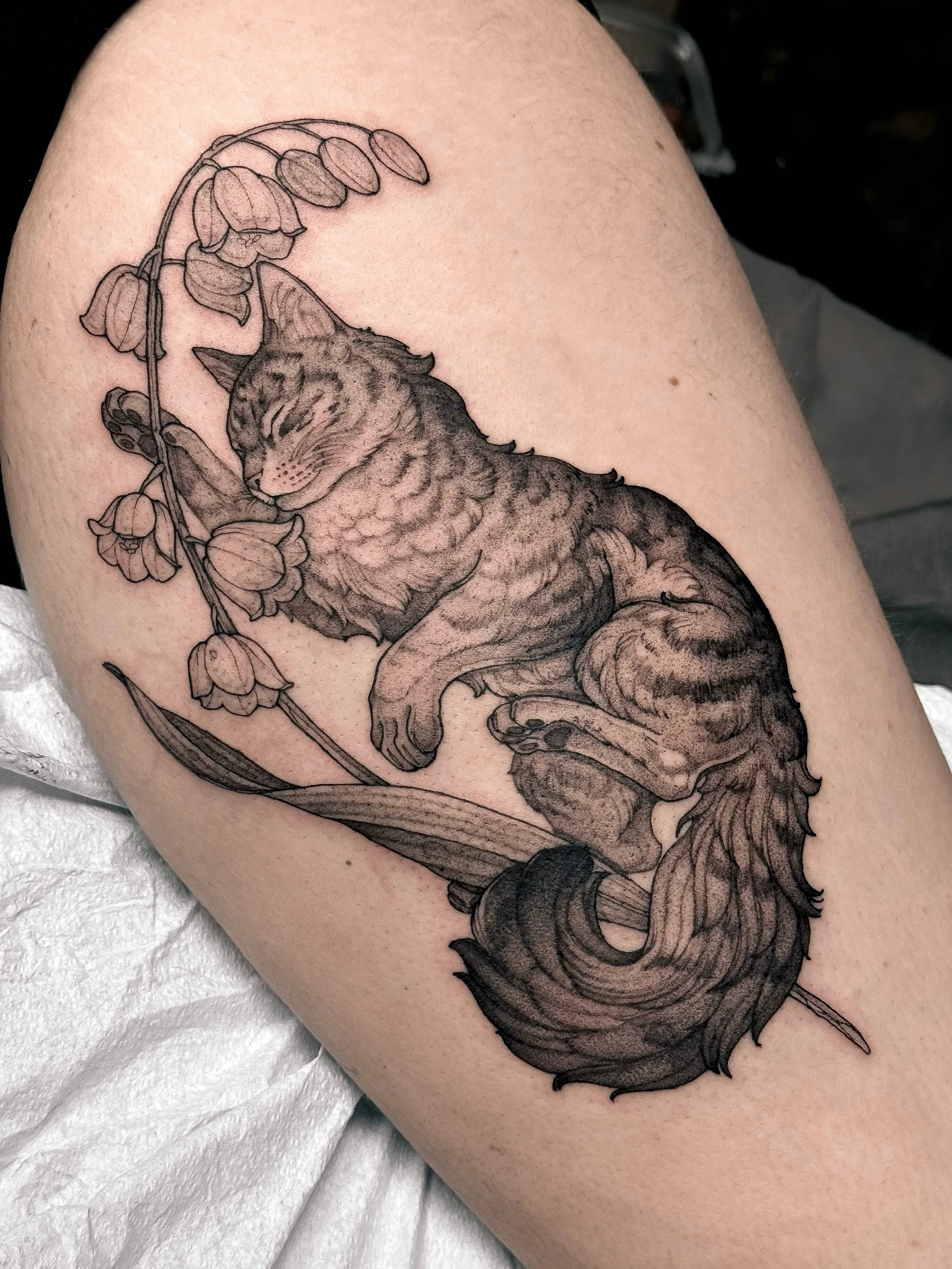 &bull;
𝐦𝐲𝐬𝐭𝐢𝐜

I created this custom for my sister to represent her lovely cat Mystic with some lilies of the valley 🐈&zwj;⬛

&bull;
#cattattoo #illustrationartists #blackworktattoo #montrealtattooartist #illustrativetattoo