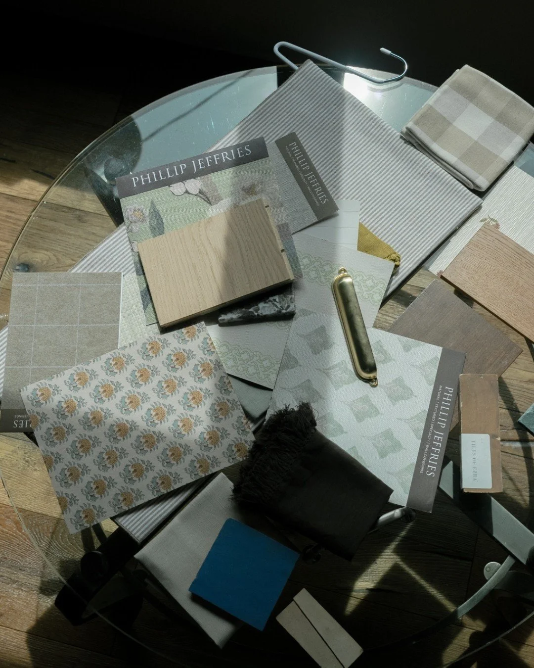 Every considered detail deserves someone equally considered behind the scenes.

Second Set Co. provides on-site design support and interior design studio assistance for luxury professionals: photoshoot day assistance, prop styling, lighting support, 