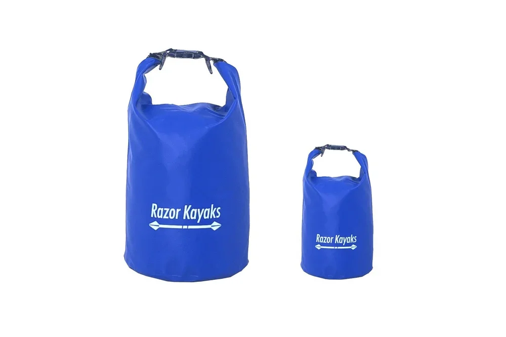 Zwei blaue Razor Kayaks Dry Bags in unterschiedlichen Größen.