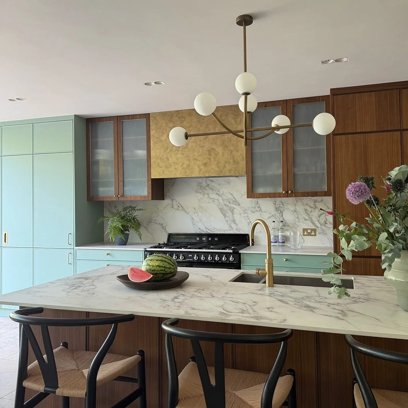 Hard to imagine that this space was an all-white kitchen with mirror splash back and grey walls until a few weeks ago&hellip;.
My client wanted a luxurious, characterful but modern make-over that ties in with the rest of the house.
This custom-colour