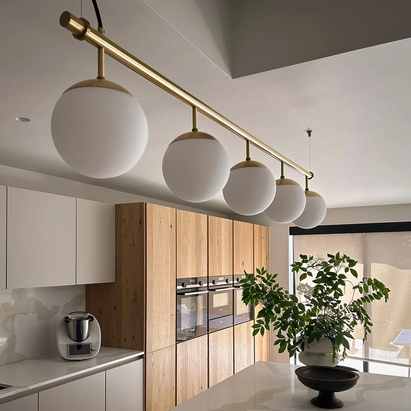 Throwback to a lovely project completed in 2023
with sleek, minimal kitchen and custom linear pendant. 
-
-
-
-
-
-
-
-
-
-
-
-
#modernliving #minimalistkitchen #londoninteriordesign #kitchendesign #kitchendecor #lightingdesign #interiorarchitecture 