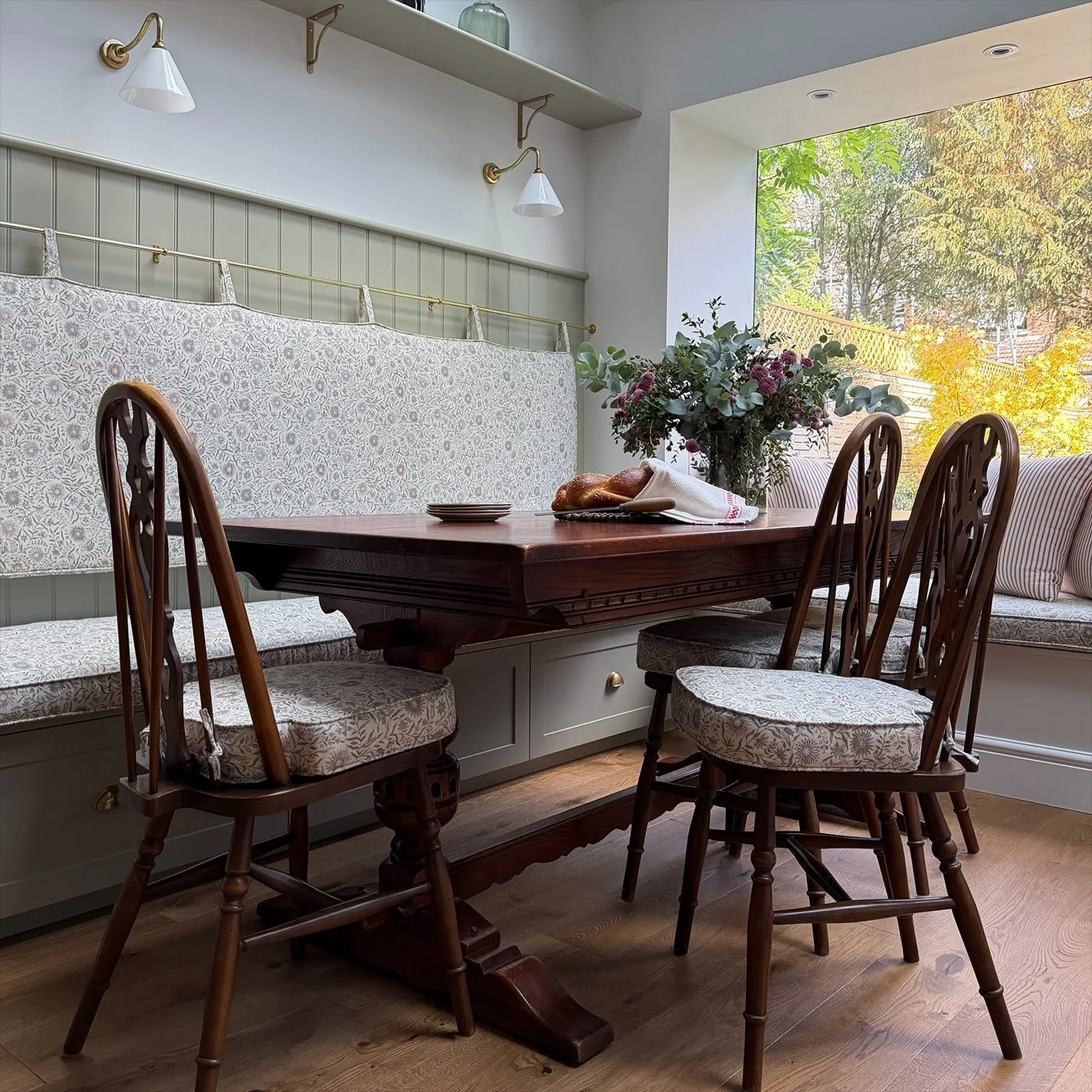 This kitchen/dining transformation has been a pleasure to design&hellip;
The once empty-looking, high-ceiling space has become a homely hub - swipe to see before. 
Bespoke banquette with panelling, upholstery and brass details designed and sourced by