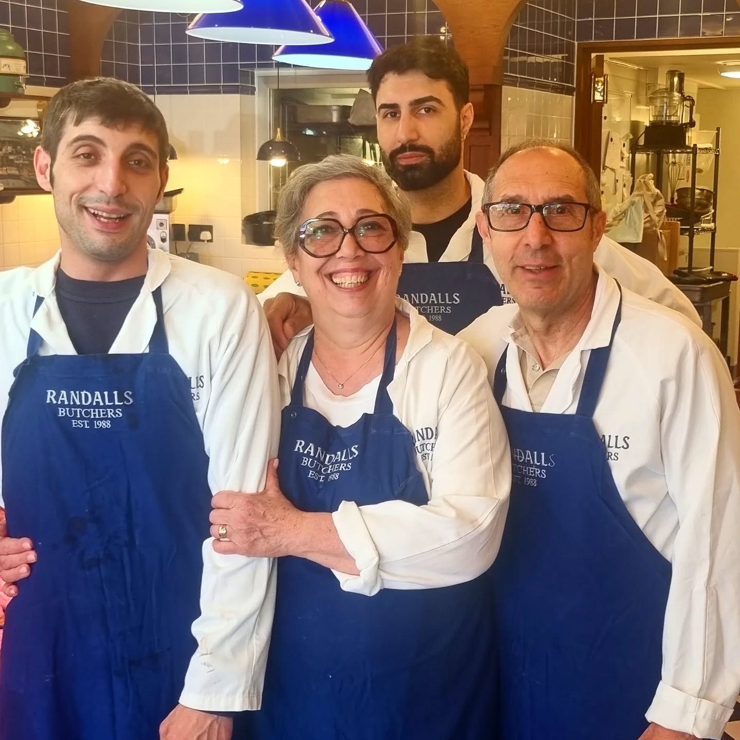 Look who's here.. The family, over from Turin! #wearefamily❤️ #randallsbutchers #wandsworthbridgeroad #fulham #sw6 #artisanbutcher #fulhambutcher #butchershop #familybutcher #generationbutchers #tradition #familytraditions