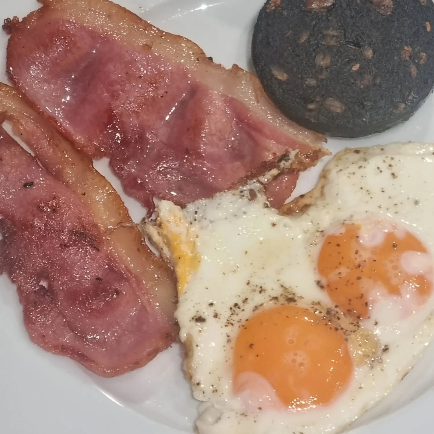 Get your supplies for your weekend fryup! Including Randalls home-cured back bacon. Amazingly smoky and tasty! #weekend #weekendfryup #eggsandbacon #randallsbutchers #wandsworthbridgeroad
