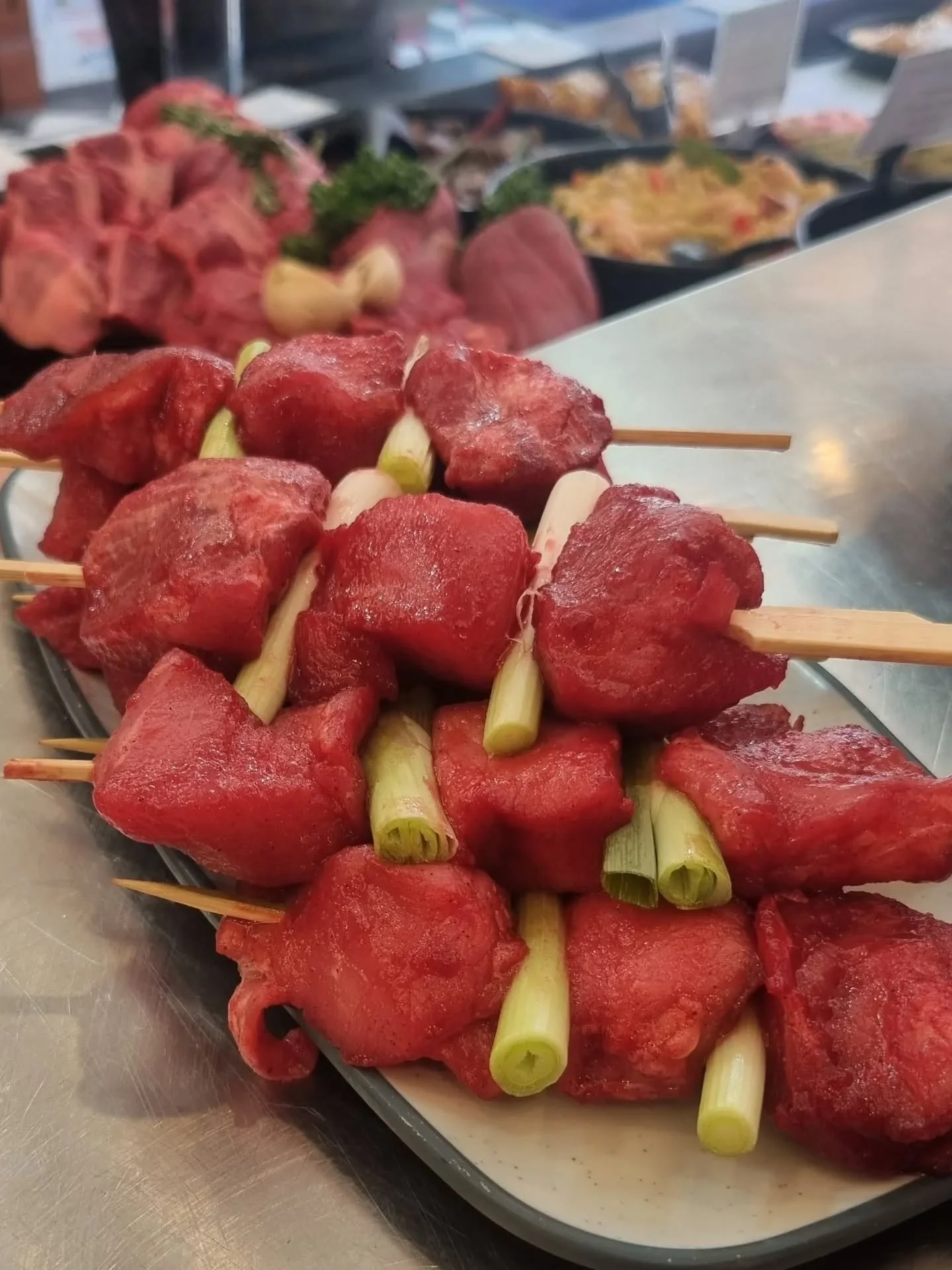 3 new pork dishes;
1: Pork skewers with spring onion and Chinese glaze.
2: Korean BBQ pork belly bites.
3: Sriracha dry marinated pork chops.
All 3 are easy to prepare and perfect for a midweek dinner.
#organicmeat #randallsbutchers #wandsworthbridge