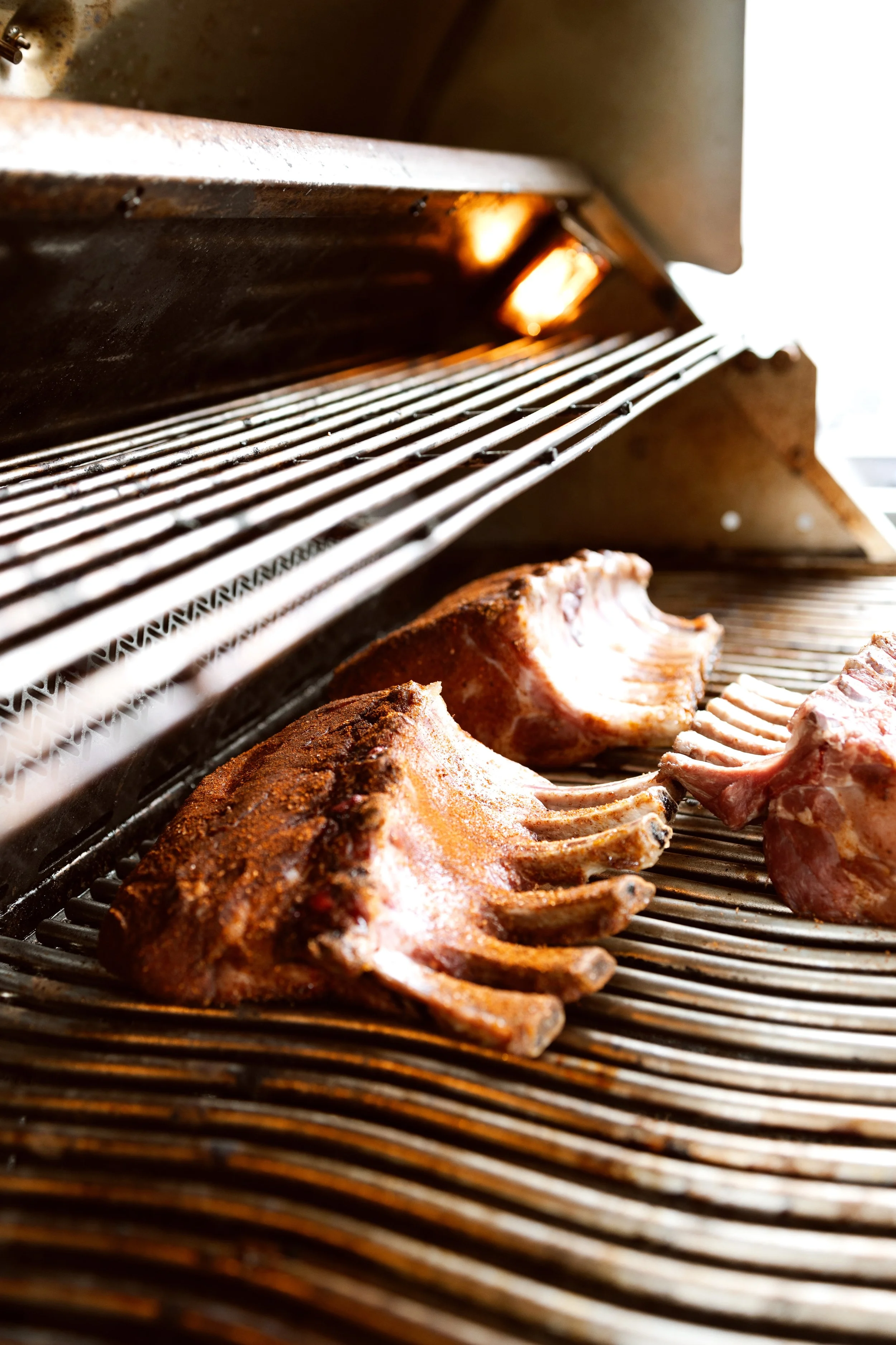 Gegrillte Rippen in einem Grill