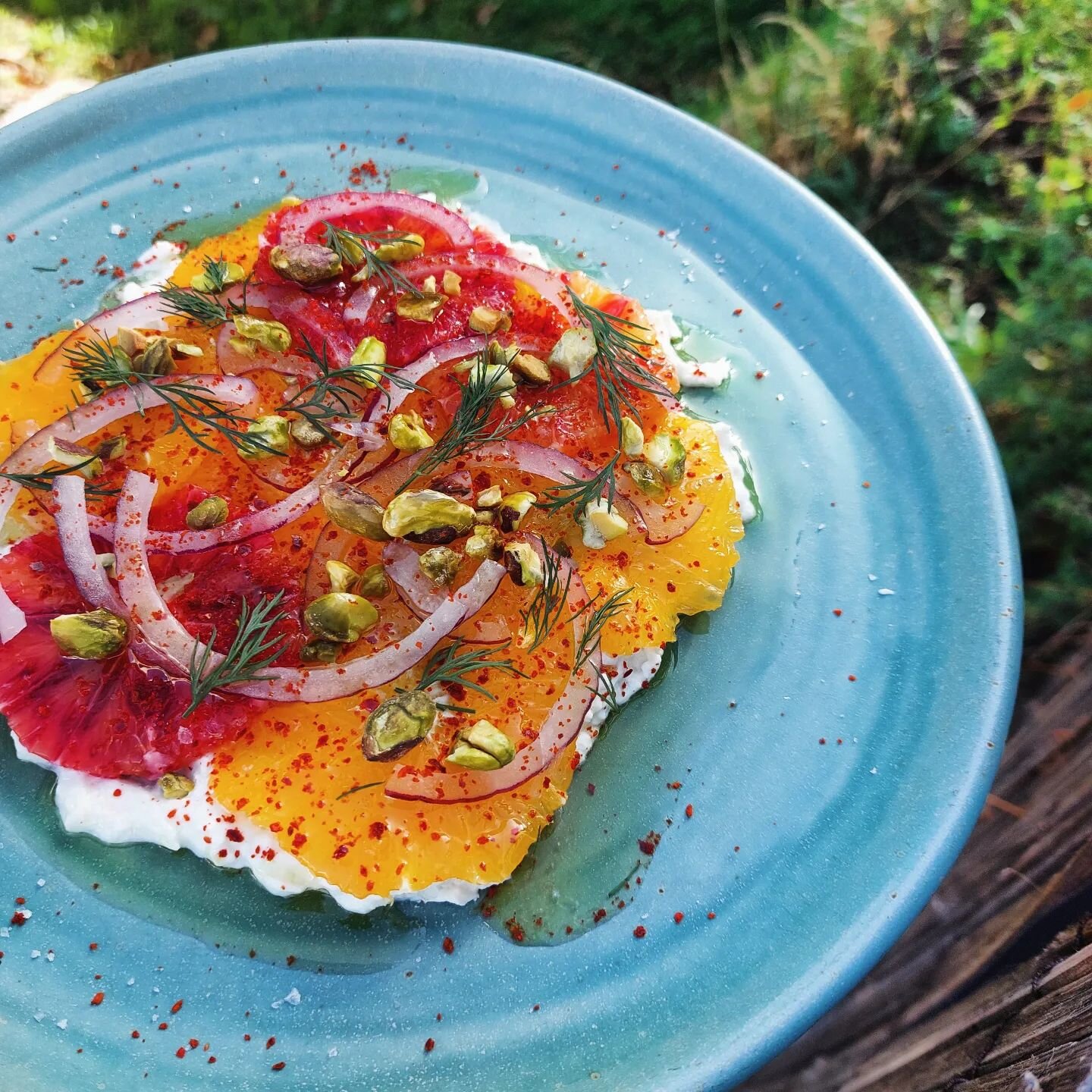 Summer might be coming to an end, but we're clinging to the delicious end-of-summertime citrus as long as we can!

Orange &amp; pistachio salad with tangelo and blood orange, mandarin, whipped ricotta, red onion, Korean chilli &amp; dill 🤤 

#hatait