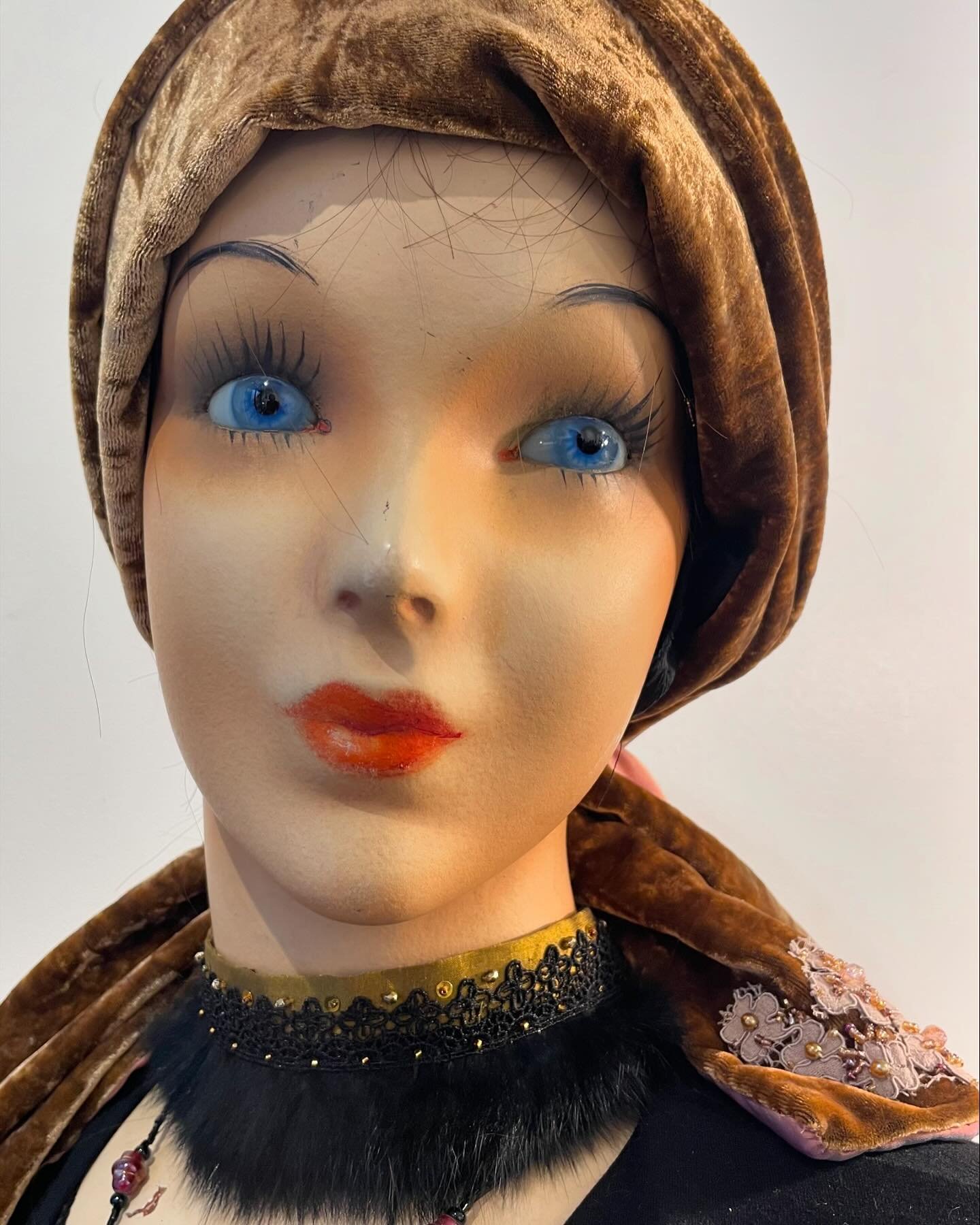 La soie se d&eacute;cline sous toutes ses formes pour vous aider &agrave; affronter les frimas avec &eacute;l&eacute;gance. &Eacute;charpe en velours, tour de cou en taffetas, &agrave; voir, essayer et adopter jusqu&rsquo;&agrave; dimanche au 16 rue 