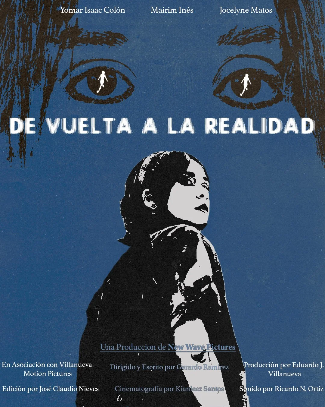 Escena de una sala con una mesa con objetos y juguetes, una persona con gafas observa objetos en la mesa, y en el centro una figura de una niña en miniatura.