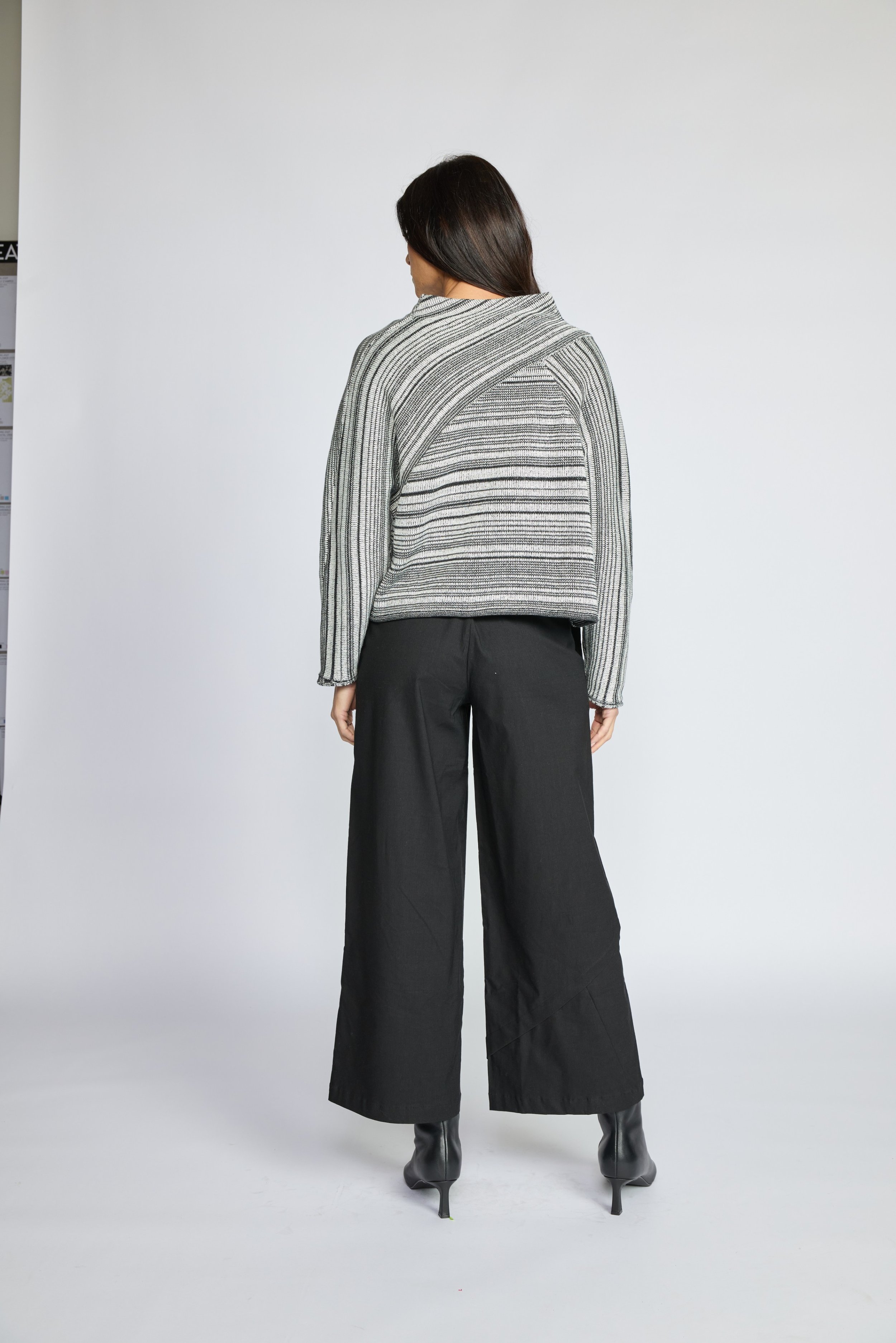 952700_Black_3.jpg