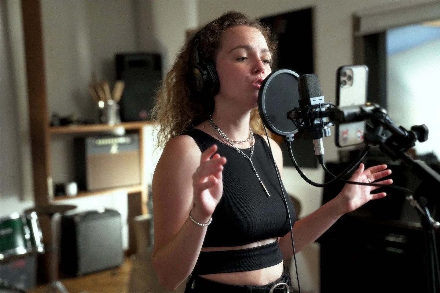 We&rsquo;ve been in the studio recording vocals with @melitaduffymusic for an upcoming project in collaboration with @tooyoungltd 

We can&rsquo;t wait to share what&rsquo;s coming.

⸻

Hemos estado en el estudio grabando voces con @melitaduffymusic 