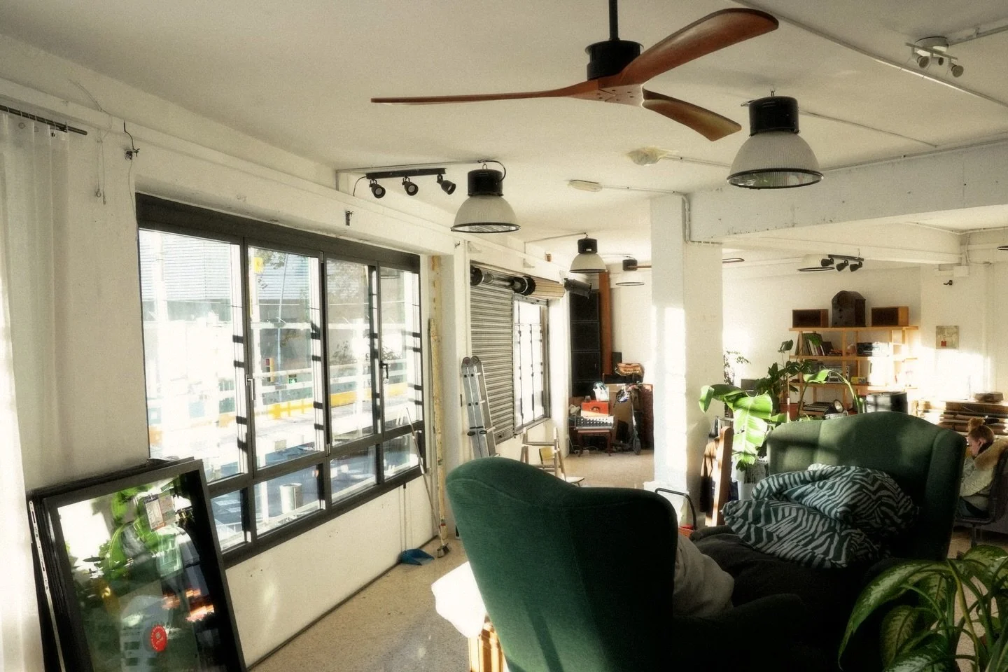 Last week was a big one at the studio. We fully tore the place down to install our new isolation windows. Now they they&rsquo;re officially in, it makes a big difference. 

We&rsquo;re going to be recording out here a lot more!

⸻

La semana pasada f